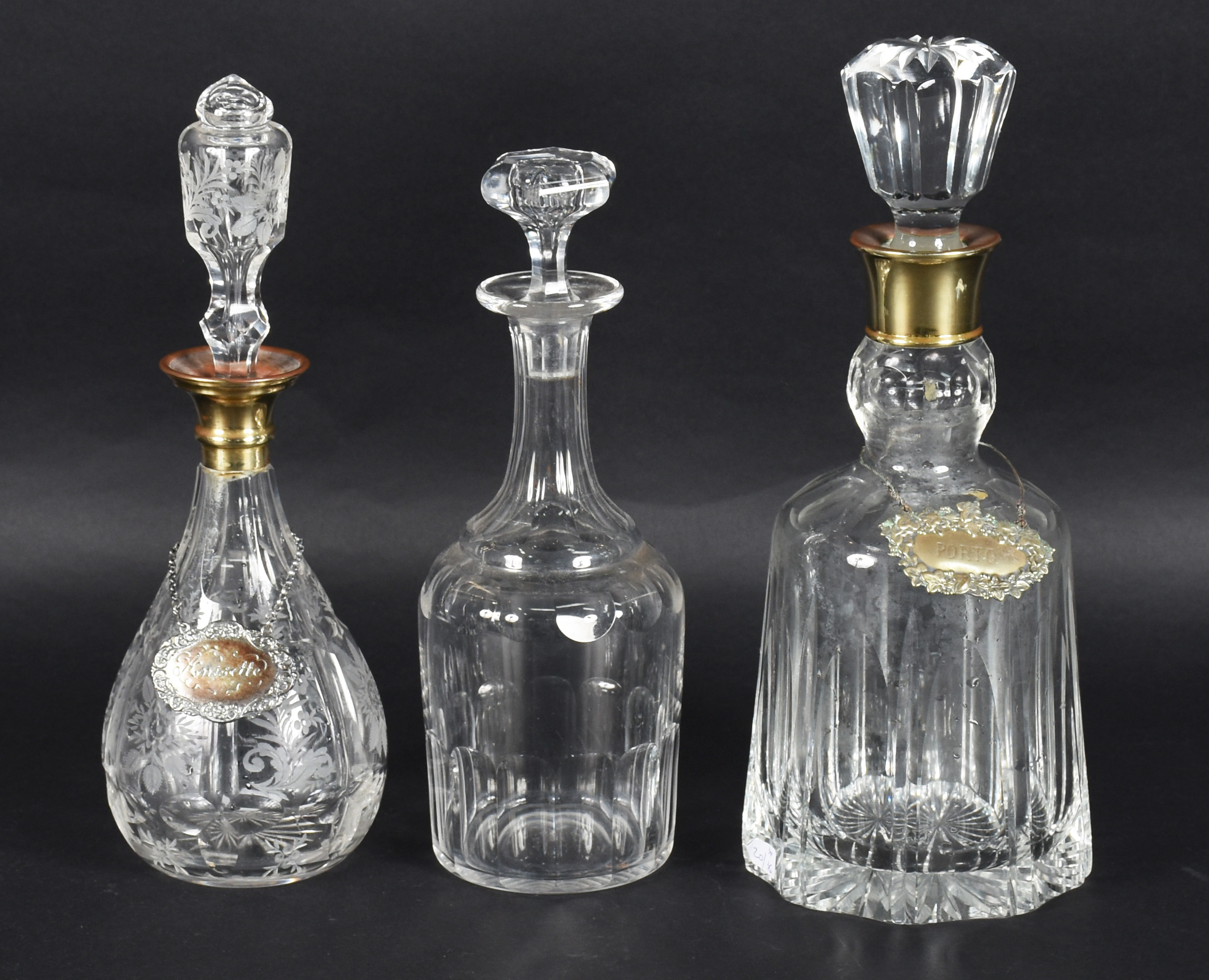 Três garrafas de cristal europeu lapidado, duas com gargalos de metal... - foto 1 de 5