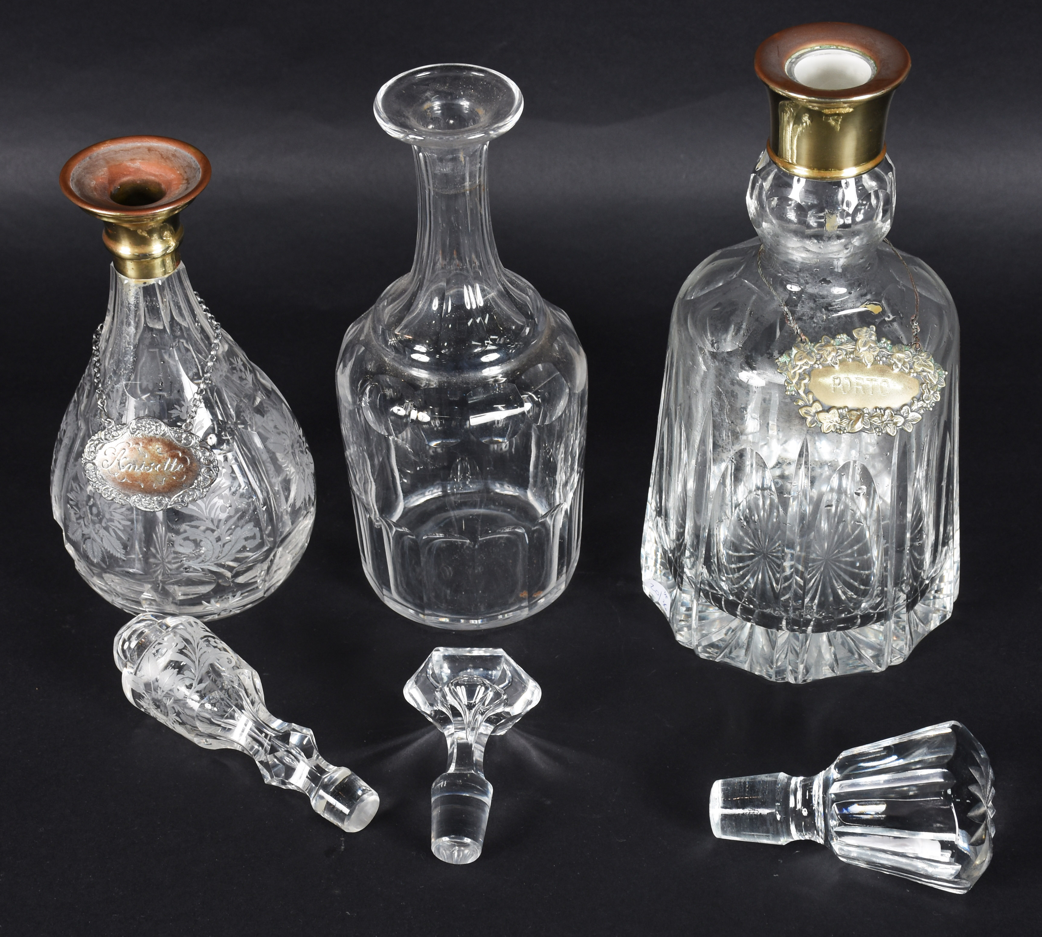 Três garrafas de cristal europeu lapidado, duas com gargalos de metal... - foto 2 de 5
