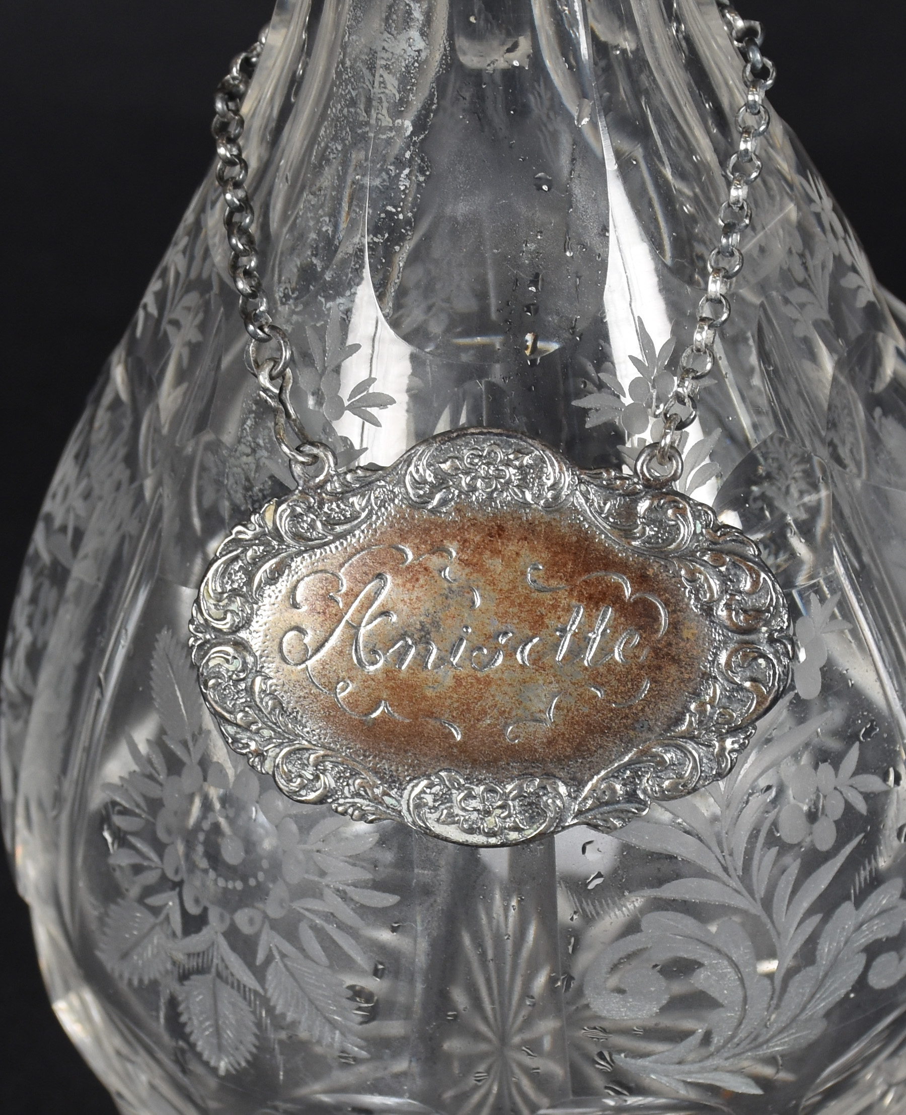Três garrafas de cristal europeu lapidado, duas com gargalos de metal... - foto 3 de 5
