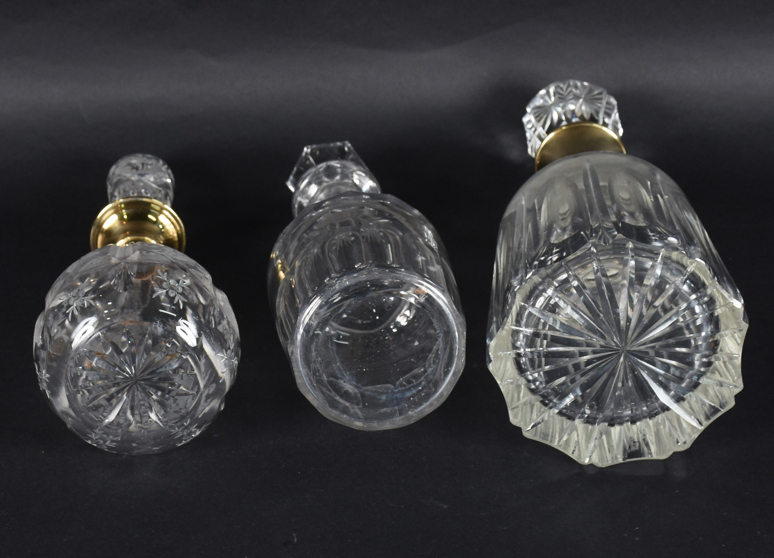 Três garrafas de cristal europeu lapidado, duas com gargalos de metal... - foto 5 de 5