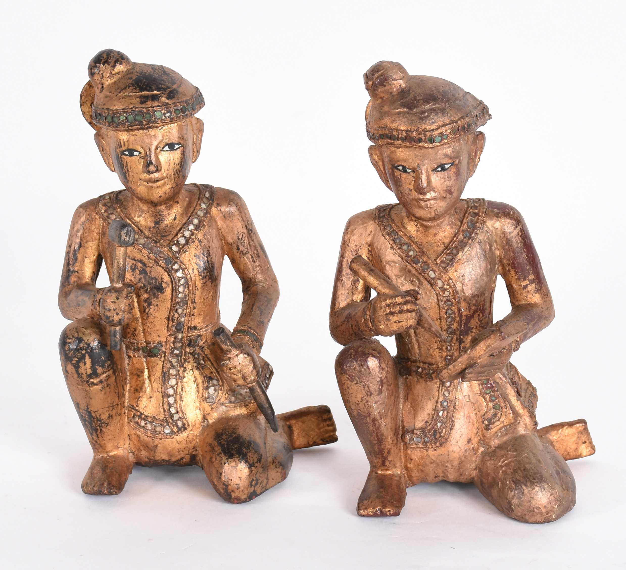 Par de esculturas tailandesas representando artesões em madeira... - foto 1 de 4