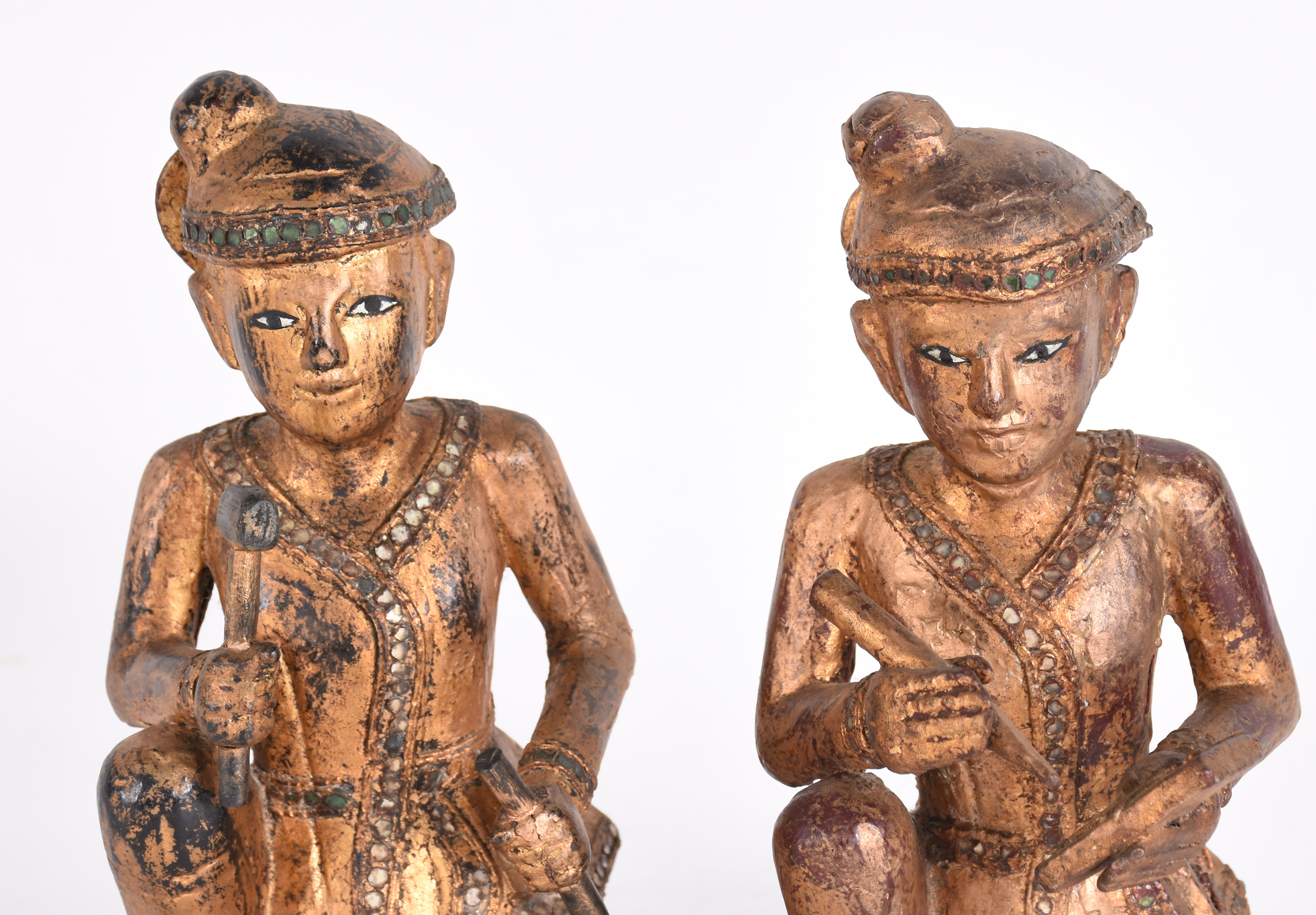 Par de esculturas tailandesas representando artesões em madeira... - foto 2 de 4