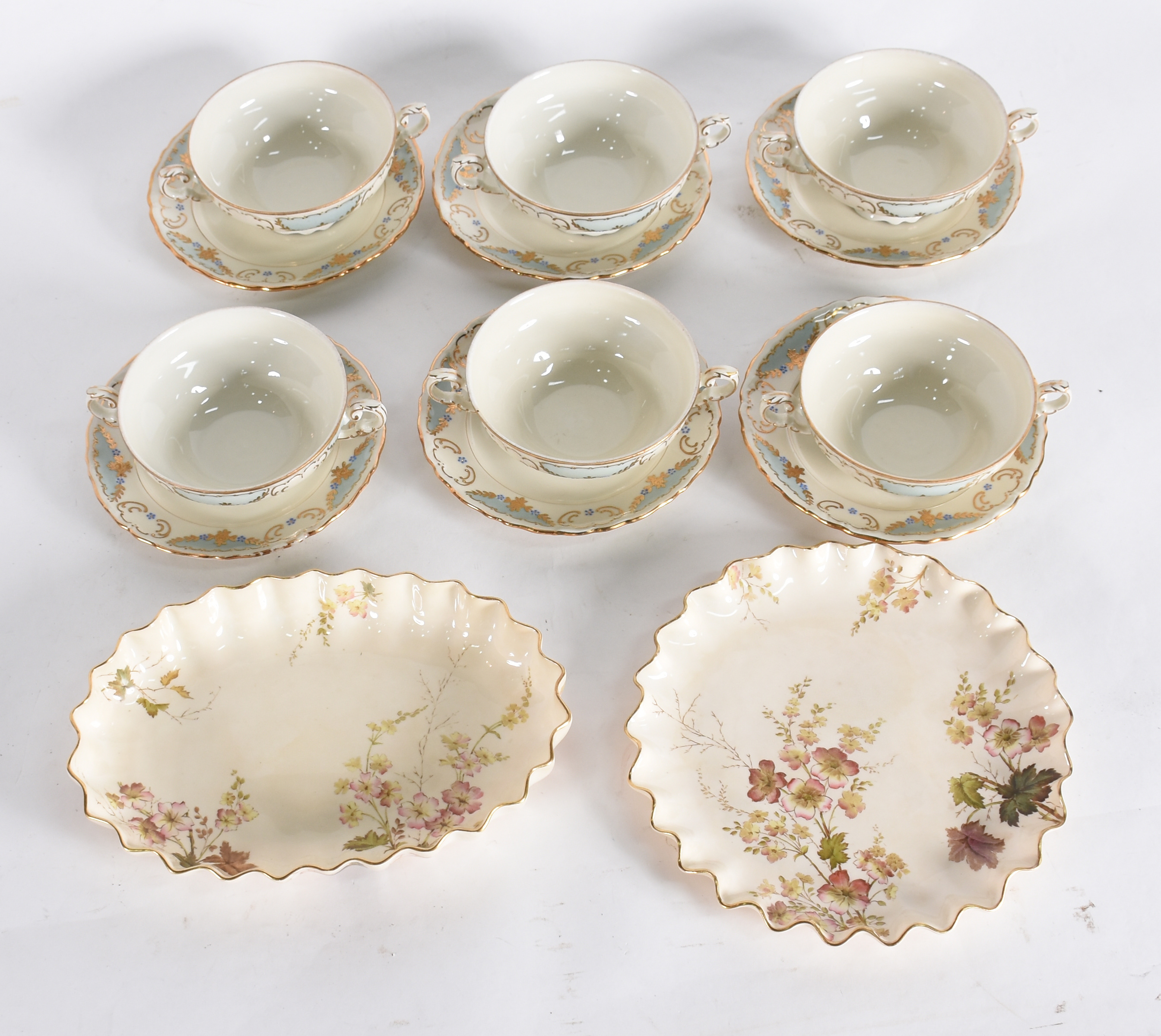 Diversas peças sendo 2 travessas de porcelana pequenas 1 oval e 1... - foto 1 de 5