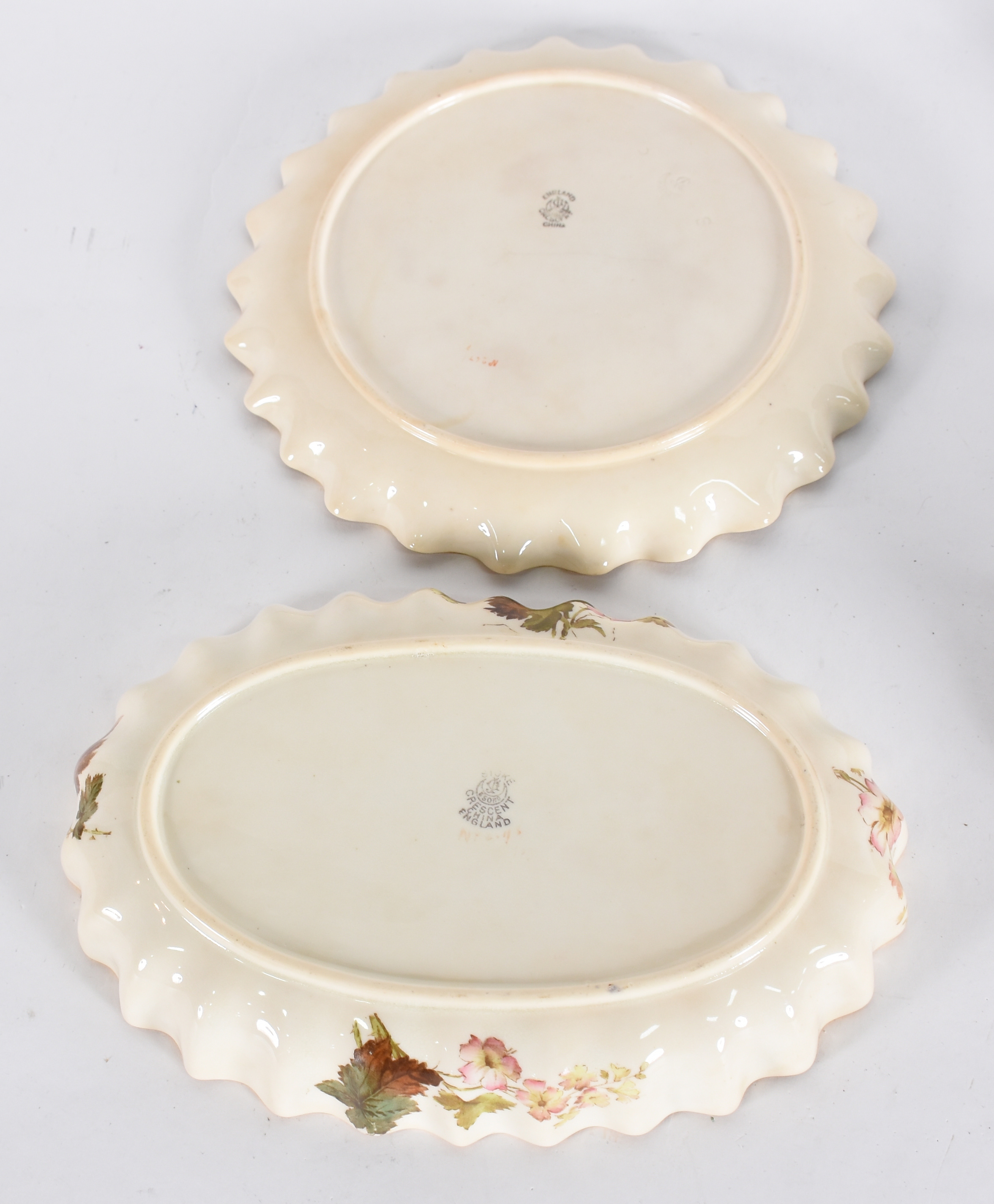 Diversas peças sendo 2 travessas de porcelana pequenas 1 oval e 1... - foto 3 de 5