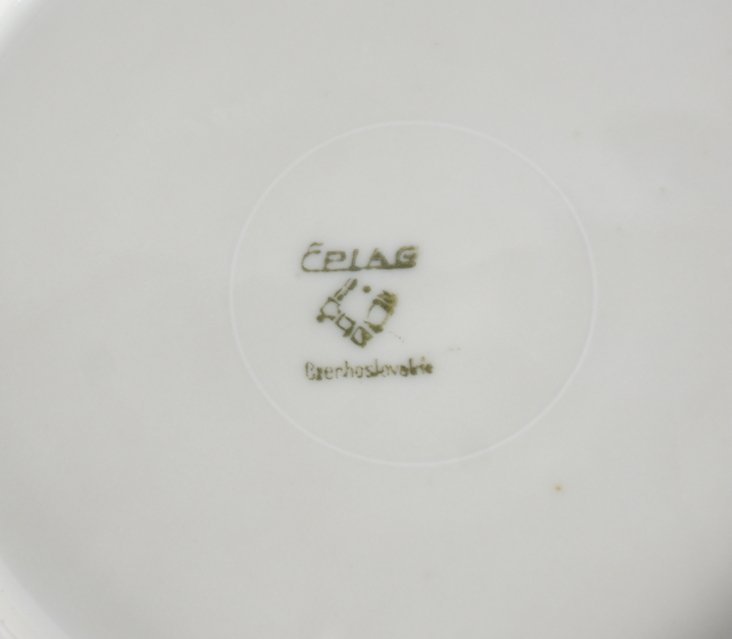Diversas peças sendo 2 travessas de porcelana pequenas 1 oval e 1... - foto 4 de 5