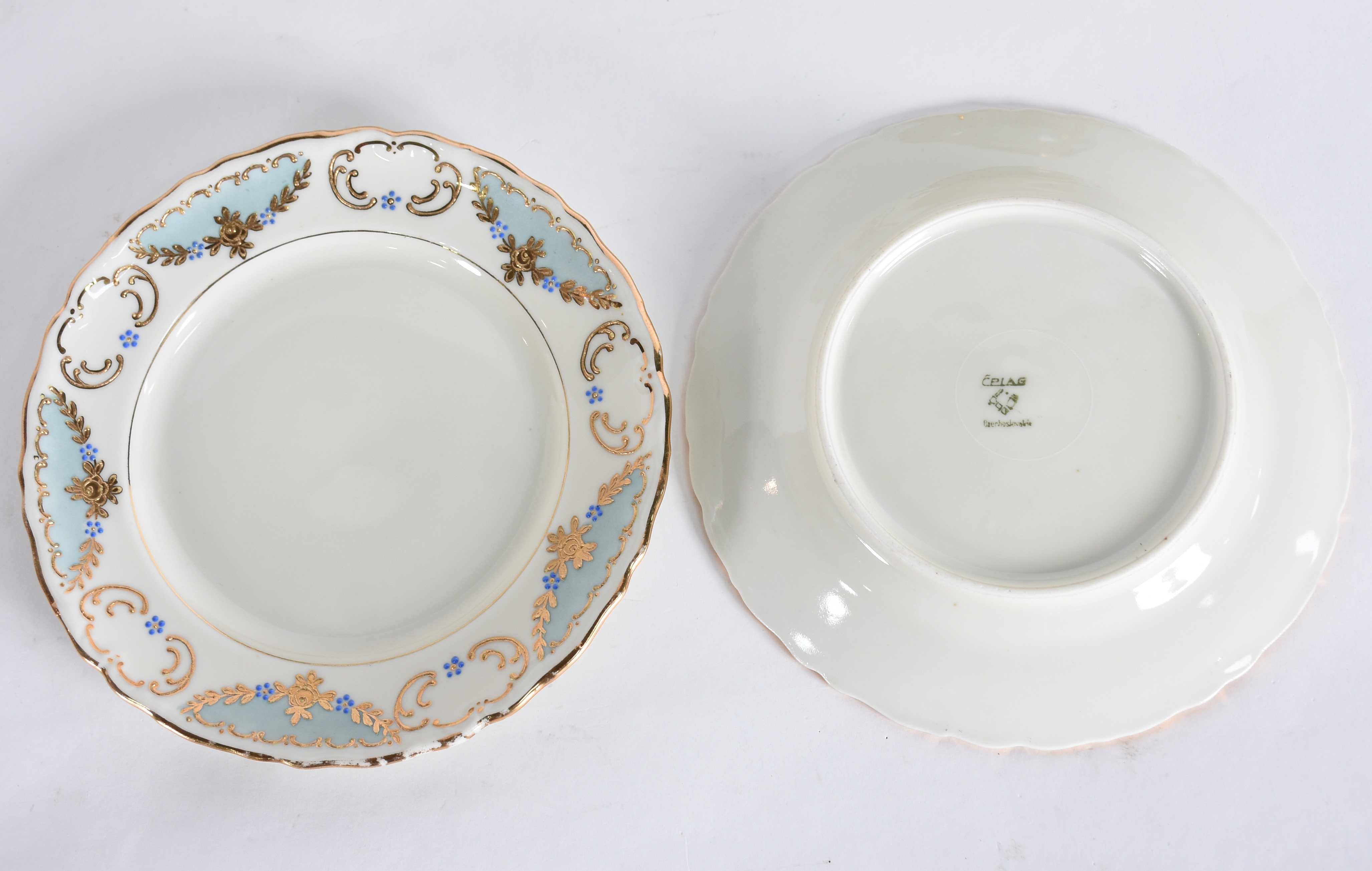 Diversas peças sendo 2 travessas de porcelana pequenas 1 oval e 1... - foto 5 de 5