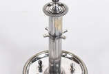 Porta cachimbo de metal prateado no formato de ... - Porta cachimbo de metal prateado no formato de coluna canelada, apoiado em base circular, encimada por adorno barroco.
