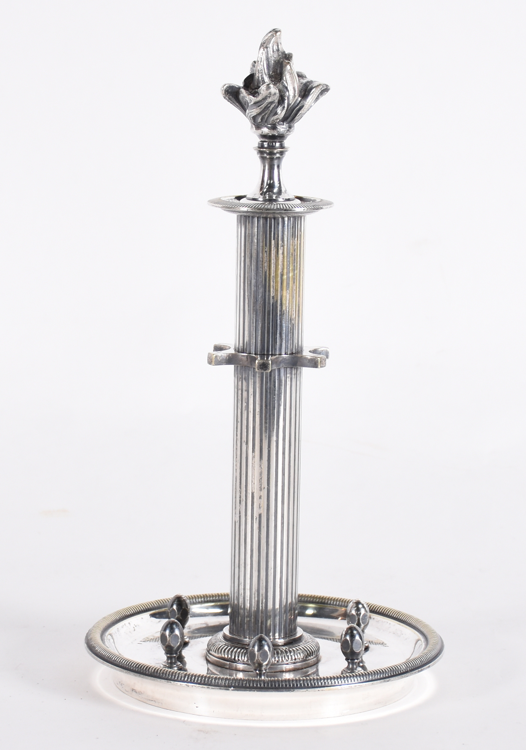 Porta cachimbo de metal prateado no formato de coluna canelada... - foto 1 de 3