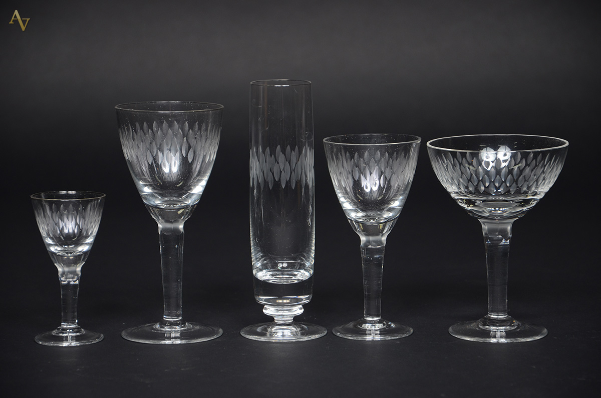 Serviço de cristal com detalhes foscos lapidados, sendo 10 taças para...