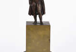 Escultura de bronze frances representando NAPOL... - Escultura de bronze frances representando NAPOLEÃO sobre pedestal, tendo pequena gaveta com tinteiro na parte inferior.
