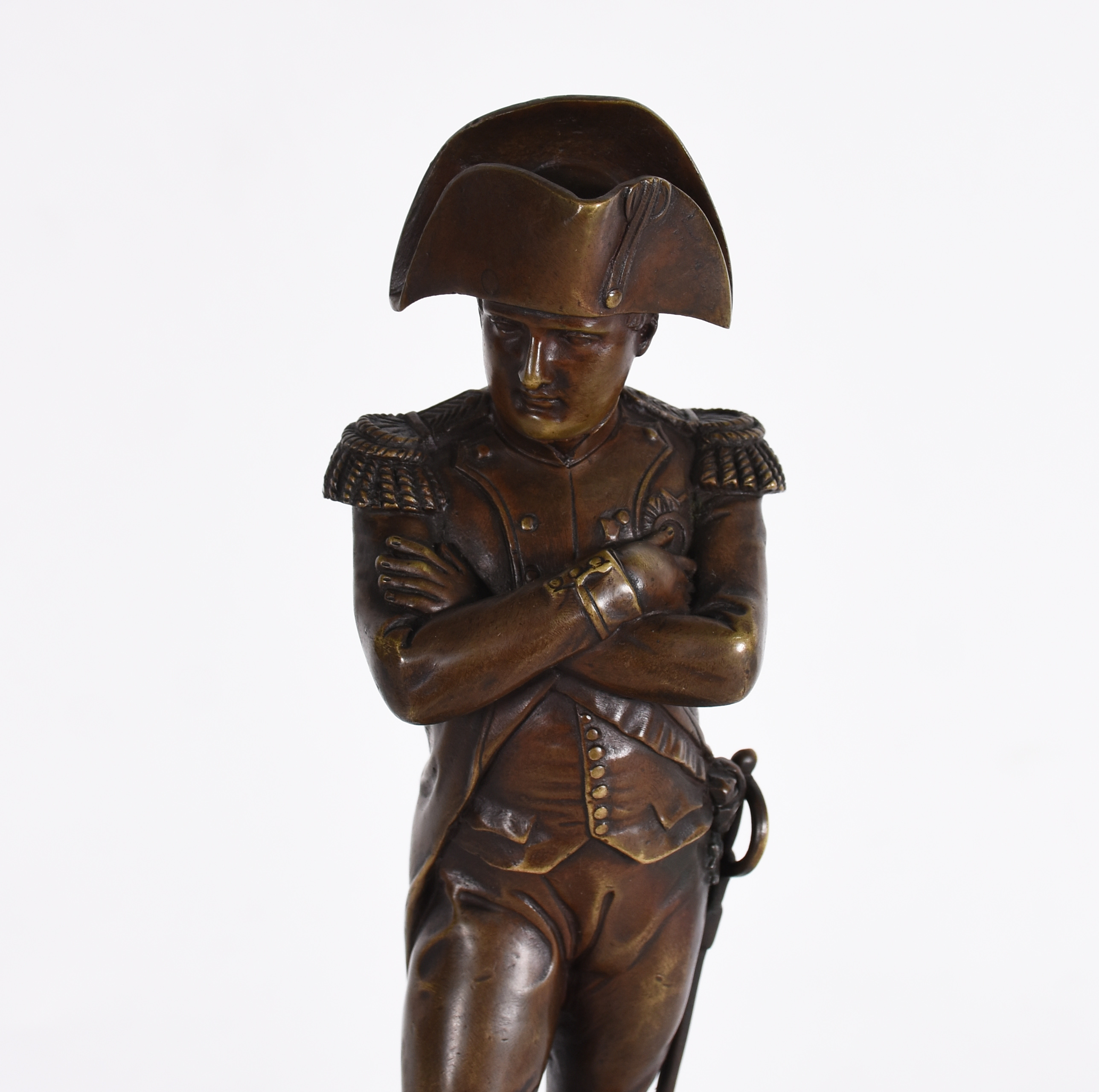 Escultura de bronze frances representando NAPOLEÃO sobre pedestal de... - foto 2 de 4