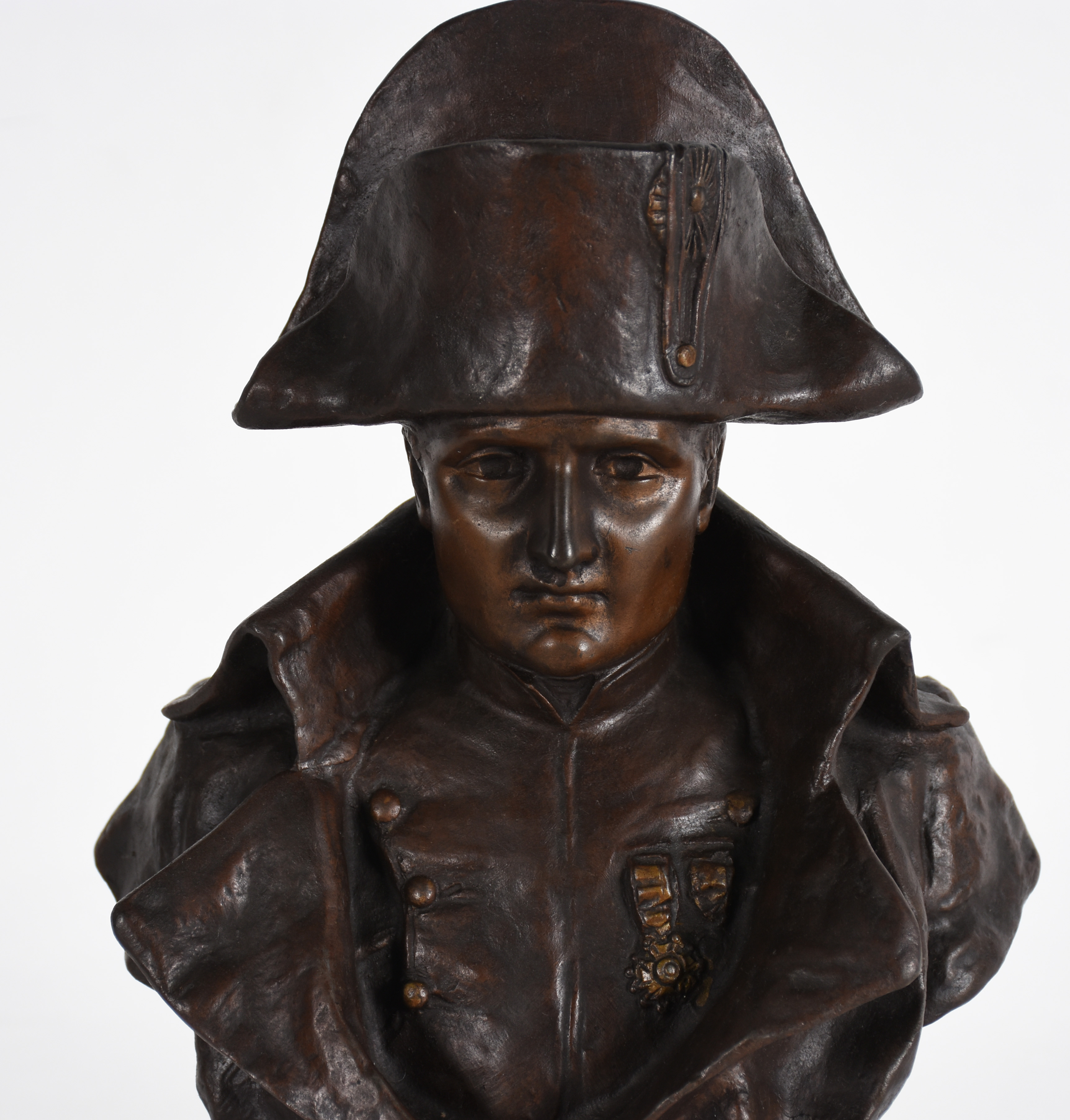 Escultura de bronze representando NAPOLEÃO sobre figura de águia... - foto 2 de 6