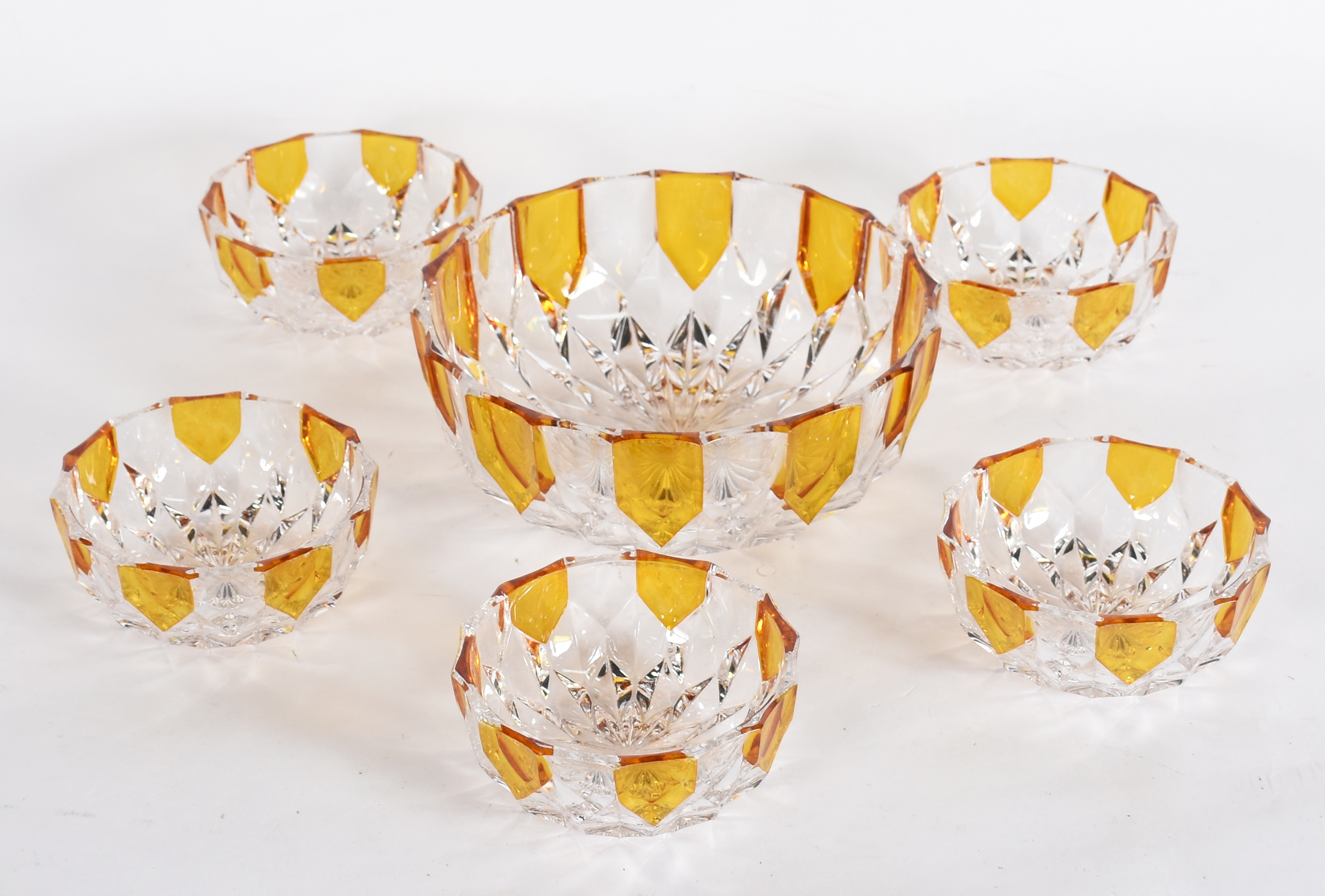 Conjunto de 6 bowls de formato circular, sendo 1 grande e 5 menores... - foto 1 de 4
