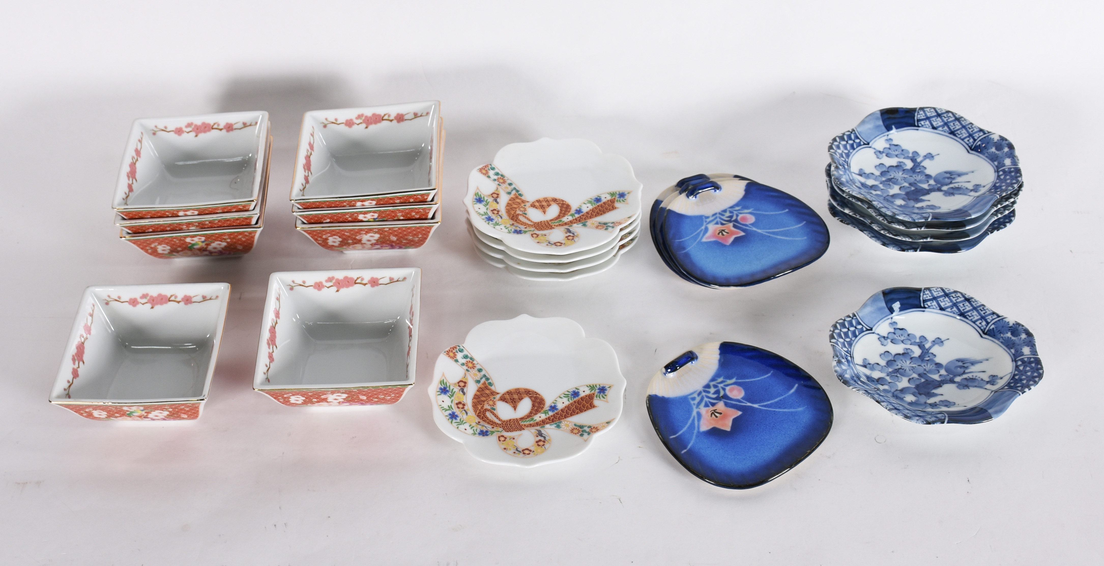 Quatro conjuntos em porcelana japonesa sendo, 4 pratos policromados... - foto 1 de 5