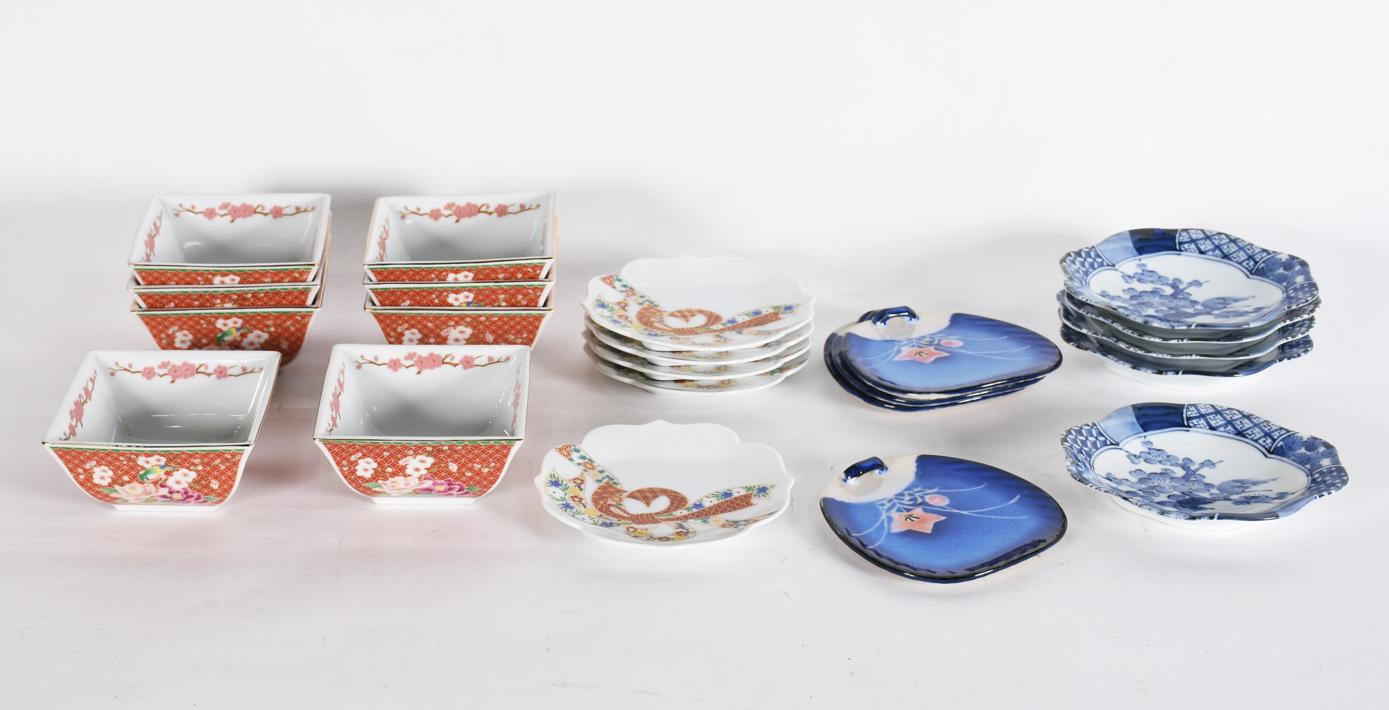 Quatro conjuntos em porcelana japonesa sendo, 4 pratos policromados... - foto 2 de 5