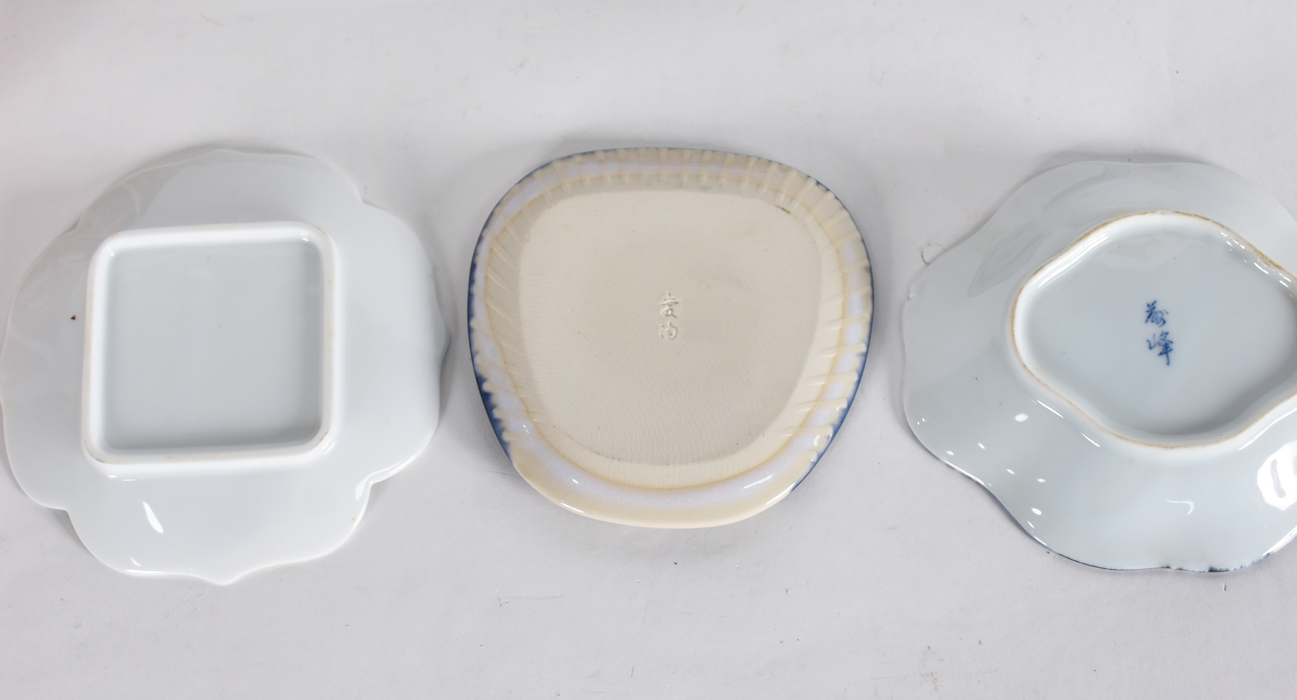 Quatro conjuntos em porcelana japonesa sendo, 4 pratos policromados... - foto 3 de 5