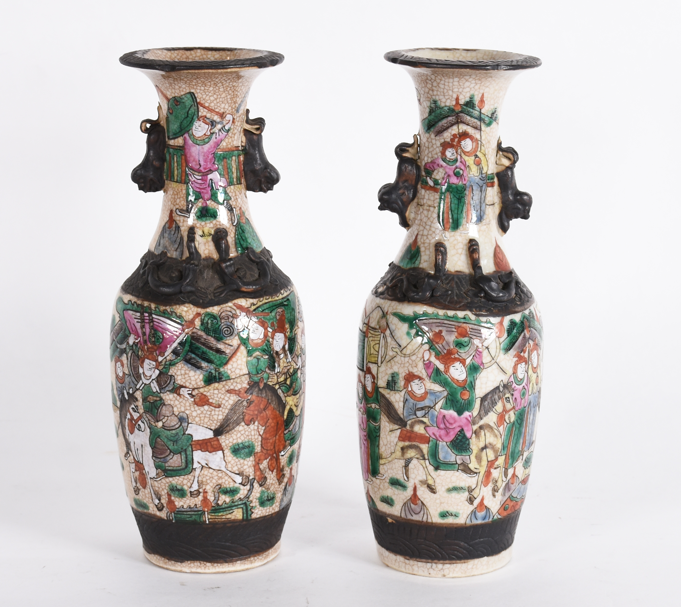 Par de vasos de porcelana chinesa, formato balaustre, decorados em... - foto 1 de 5