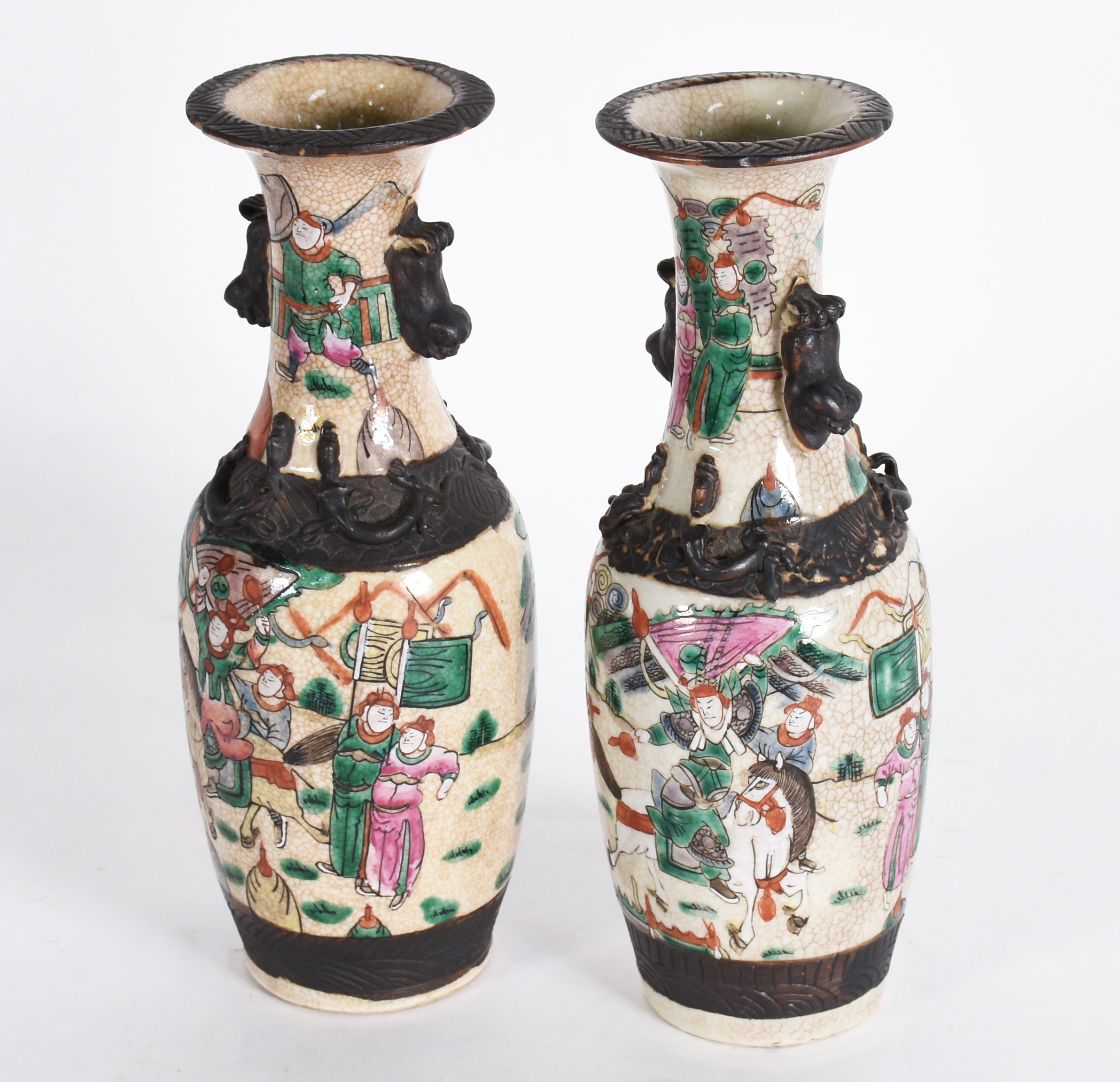 Par de vasos de porcelana chinesa, formato balaustre, decorados em... - foto 2 de 5