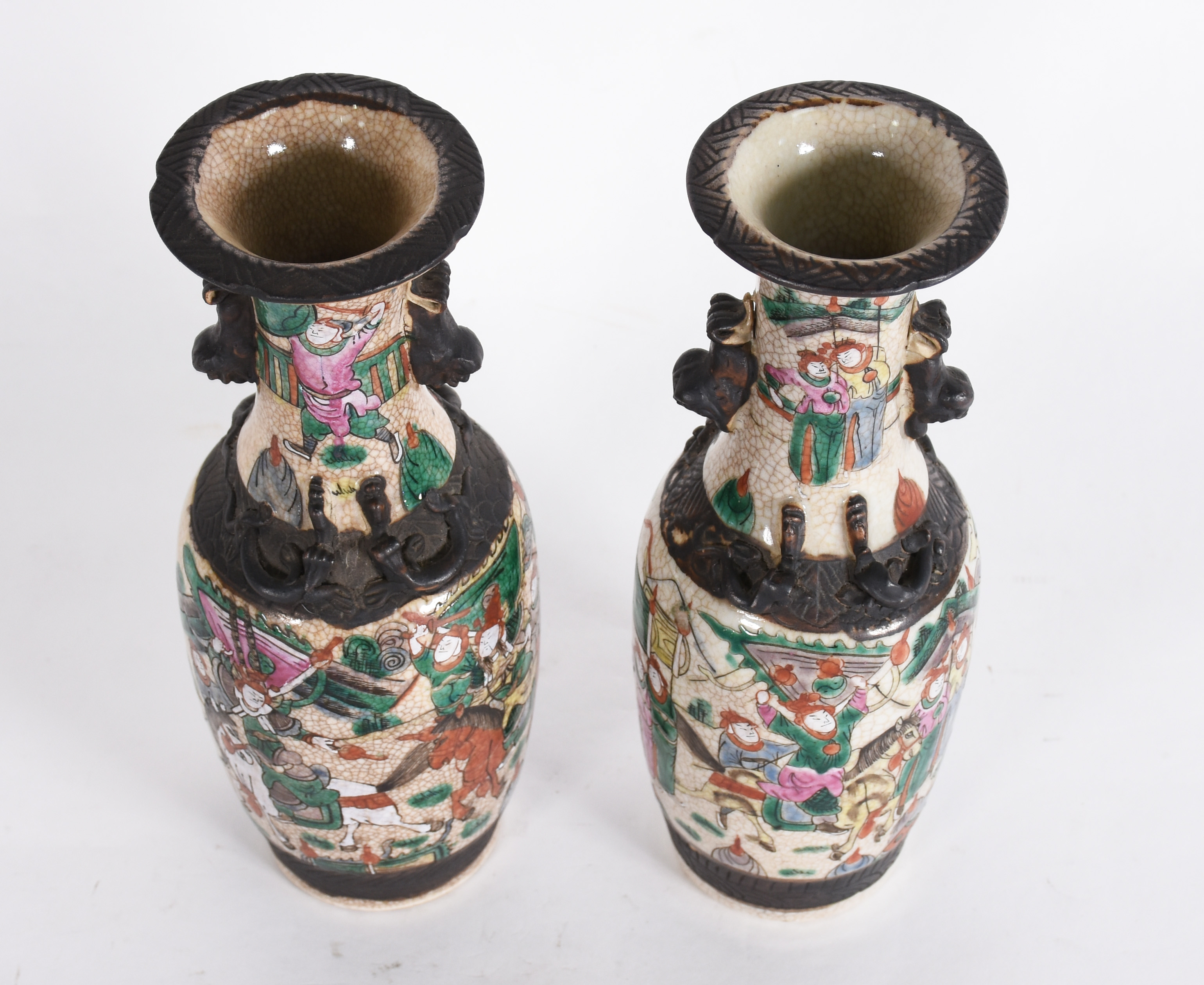Par de vasos de porcelana chinesa, formato balaustre, decorados em... - foto 3 de 5