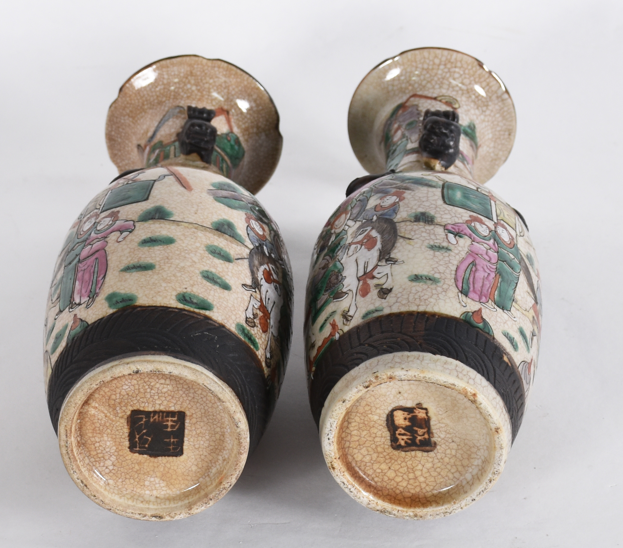 Par de vasos de porcelana chinesa, formato balaustre, decorados em... - foto 5 de 5