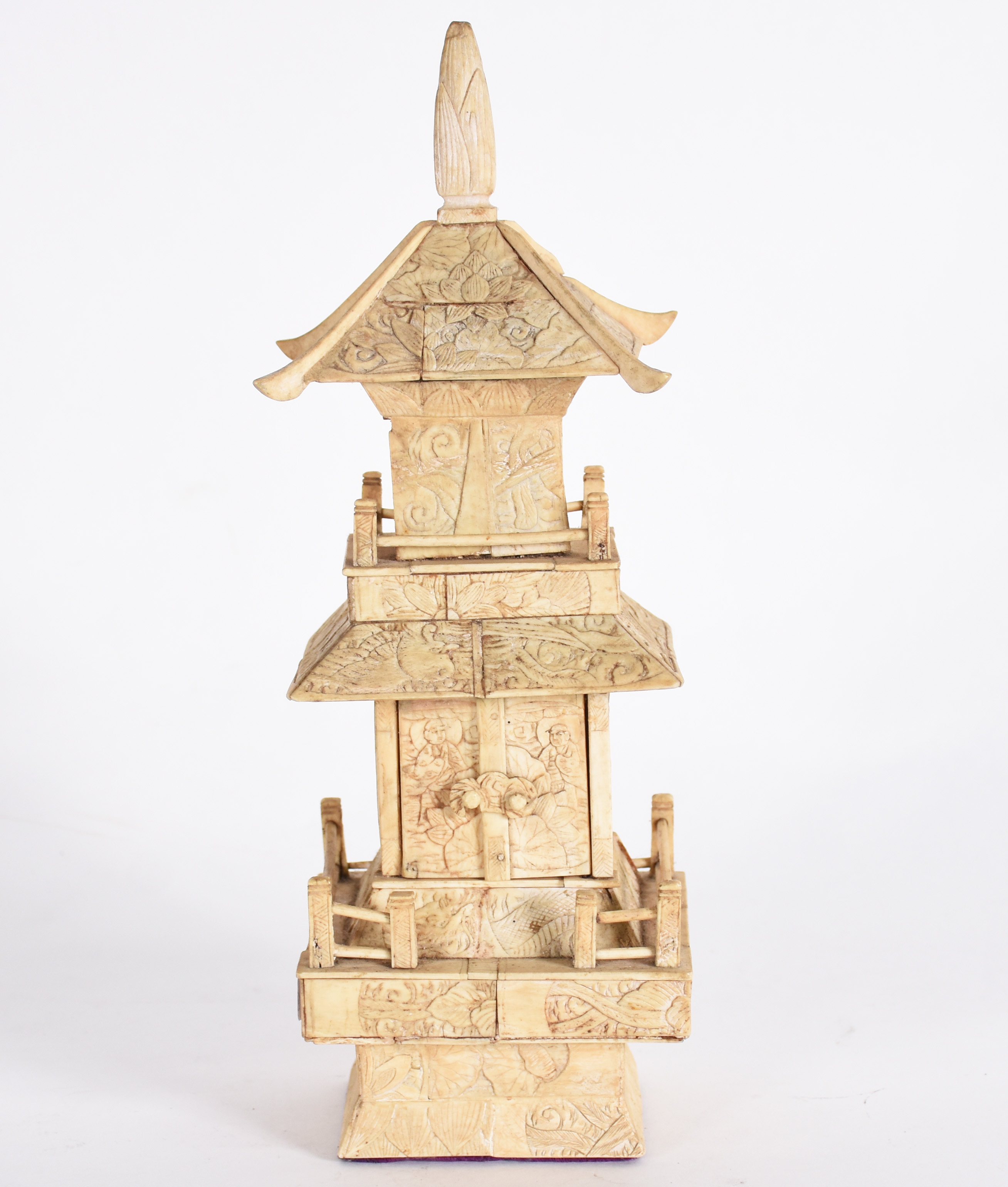 Antiga escultura chinesa em marfim e osso, no formato de pagode... - foto 1 de 4