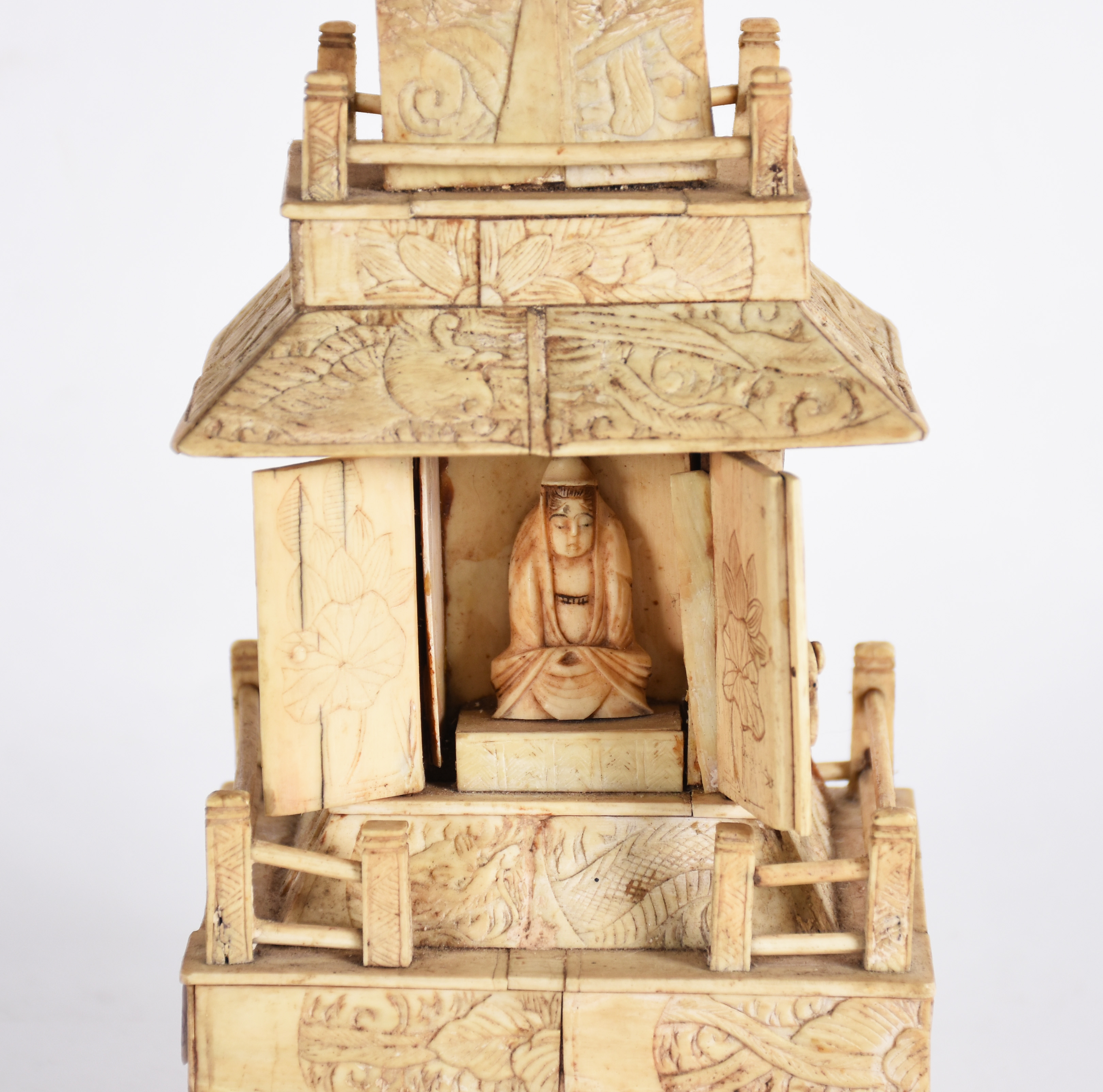 Antiga escultura chinesa em marfim e osso, no formato de pagode... - foto 2 de 4