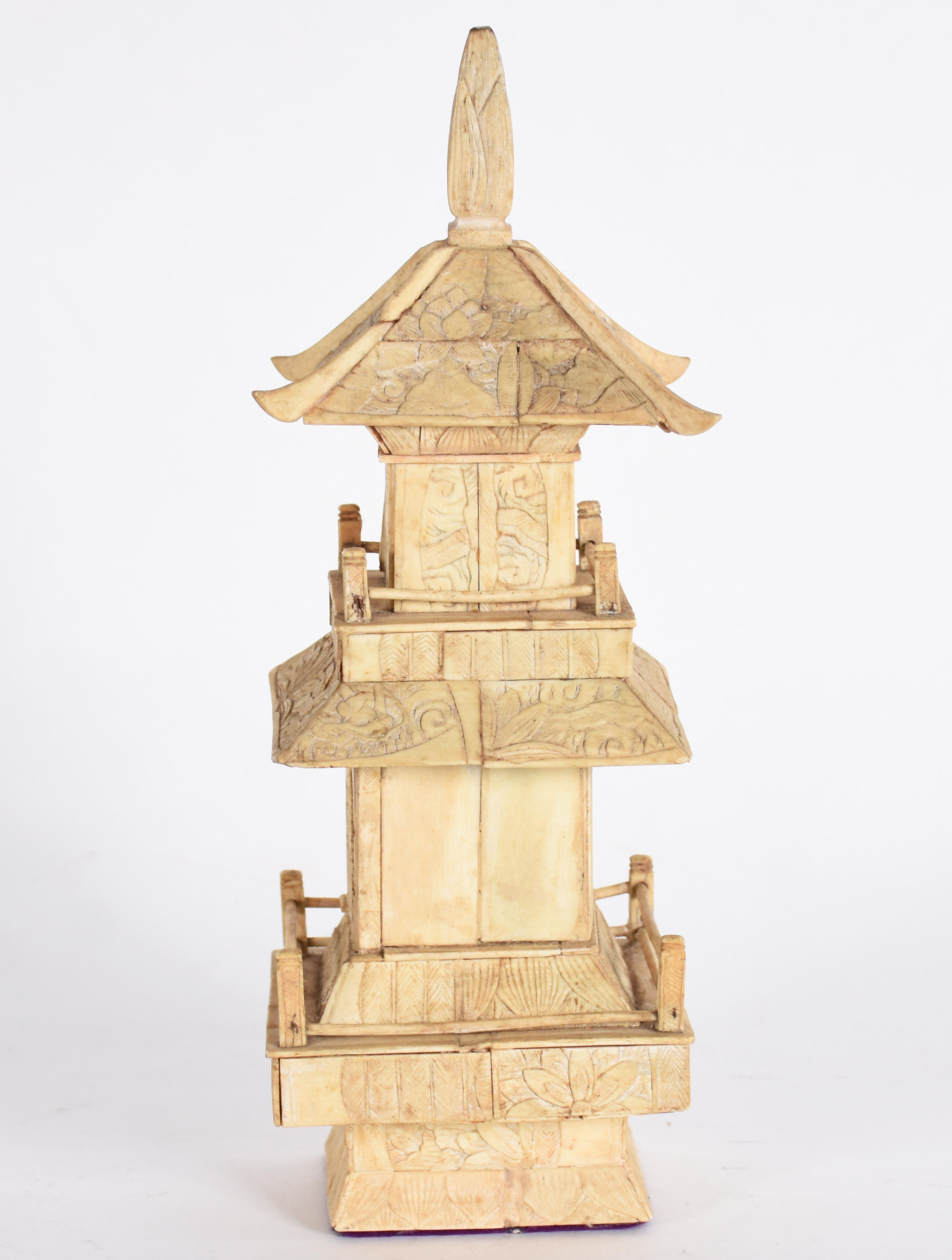 Antiga escultura chinesa em marfim e osso, no formato de pagode... - foto 4 de 4
