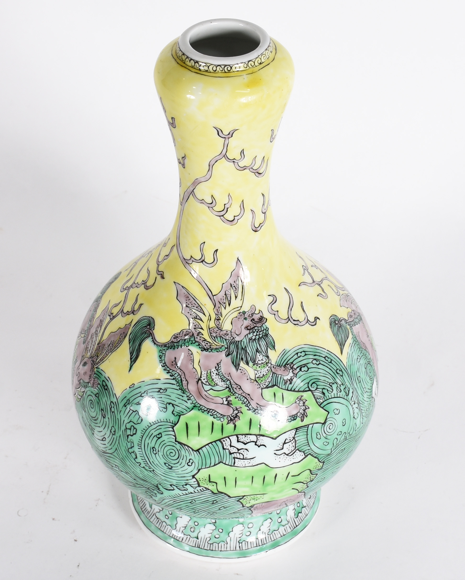Antigo vaso de porcelana chinesa de formato piriforme, decorado em... - foto 2 de 3