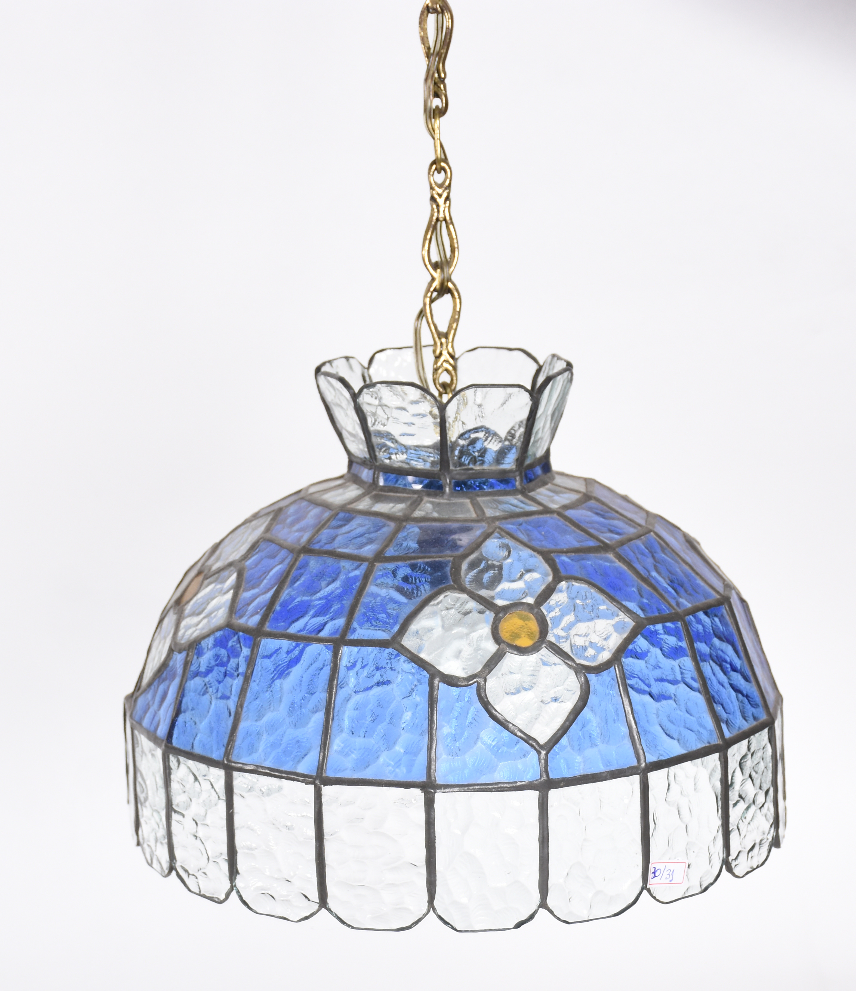 Lustre com placas de vidro azul formando flores em branco e amarelo. - foto 2 de 2