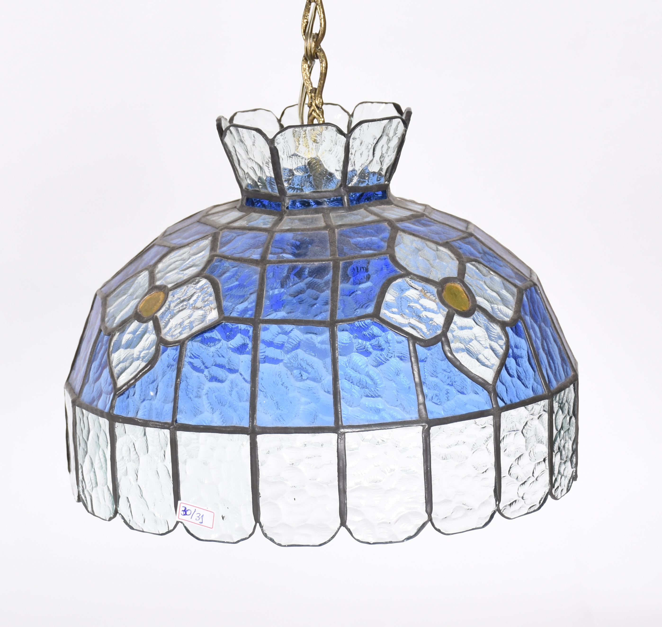 Lustre com placas de vidro azul formando flores em branco e amarelo. - foto 1 de 2