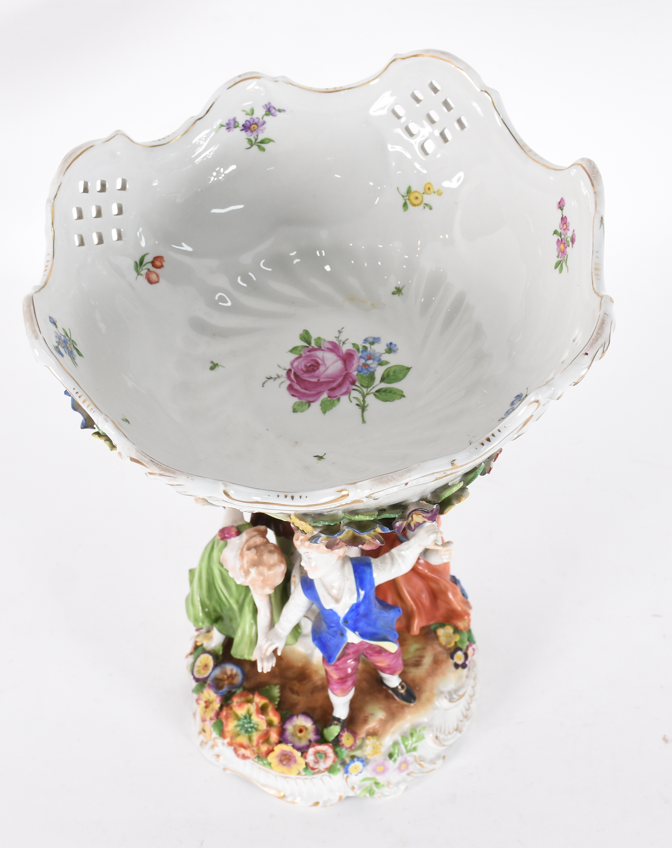 Fruteira de porcelana alemã com figuras de crianças em relevo... - foto 2 de 6