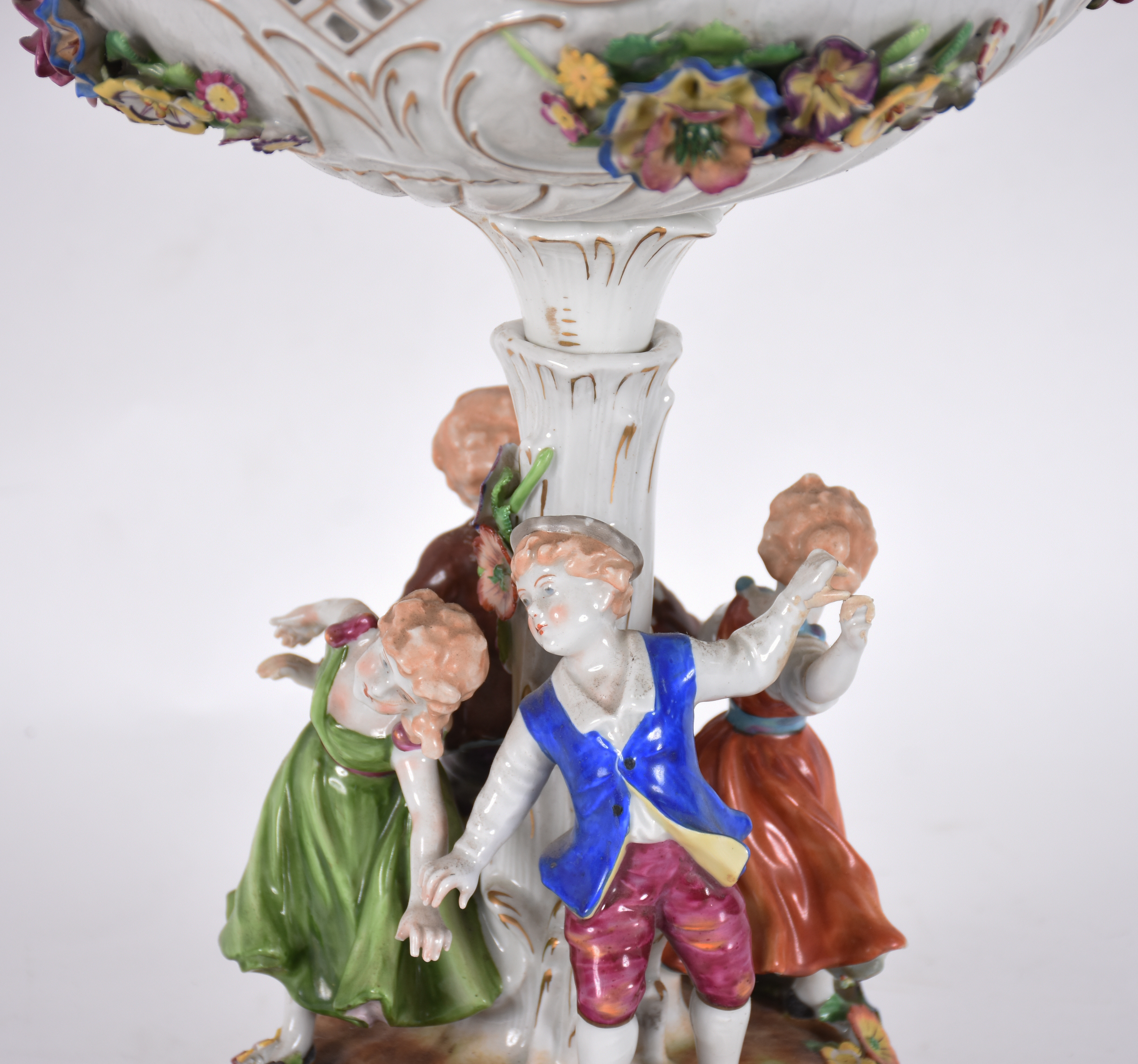 Fruteira de porcelana alemã com figuras de crianças em relevo... - foto 3 de 6