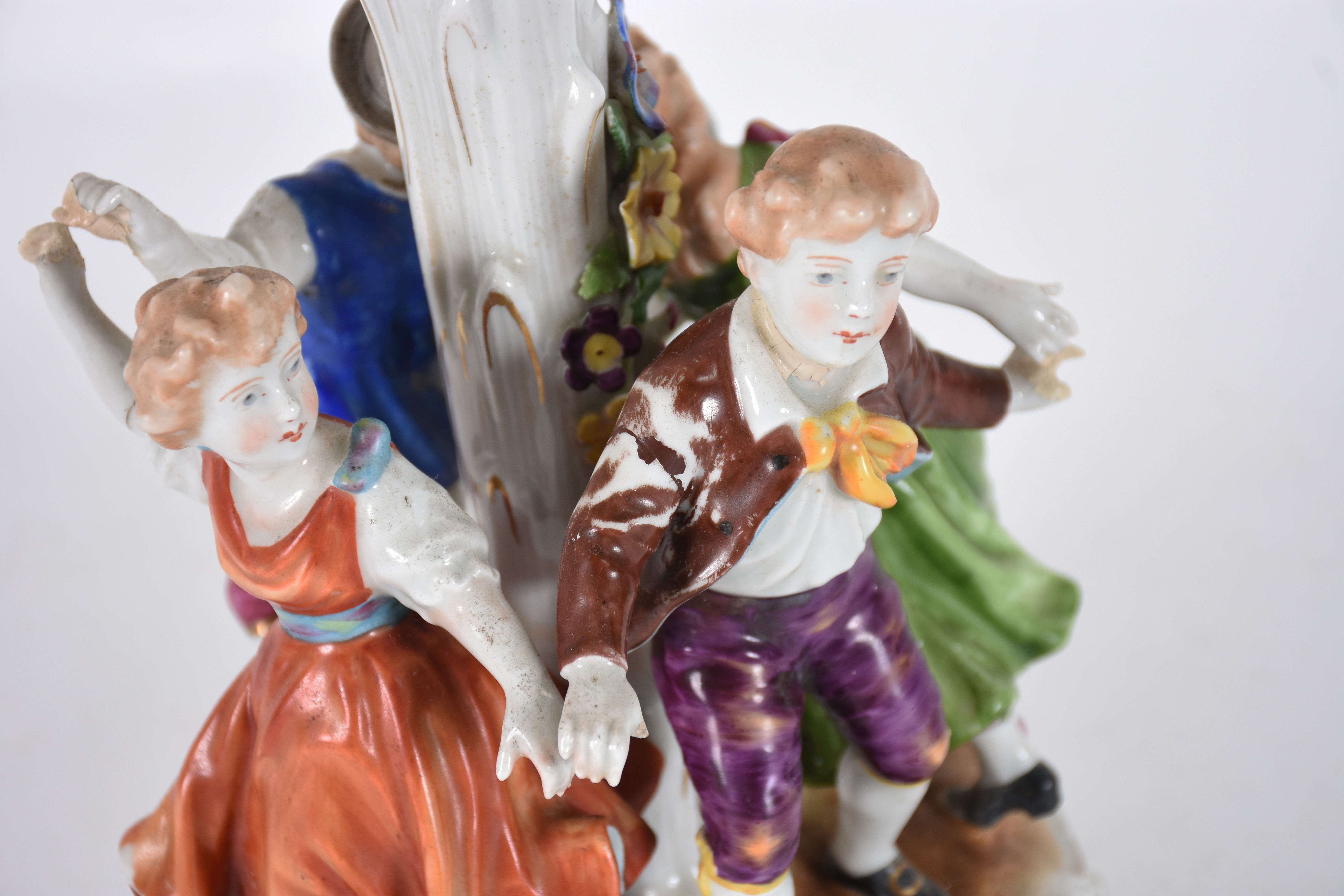 Fruteira de porcelana alemã com figuras de crianças em relevo... - foto 4 de 6