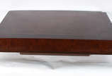 Mesa baixa para frente de sofá, francesa, em rá... - Mesa baixa para frente de sofá, francesa, em rádica com friso de jacarandá, anos 60.