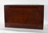 Mesa baixa para frente de sofá, francesa, em rá... - Mesa baixa para frente de sofá, francesa, em rádica com friso de jacarandá, anos 60.