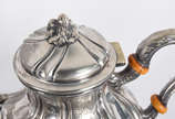 Baixela para chá e café de metal, sendo 2 bules... - Baixela para chá e café de metal, sendo 2 bules com bicos de patos, açucareiro e leiteira. Acompanha bandeja com decoração similar. Total 5 peças.