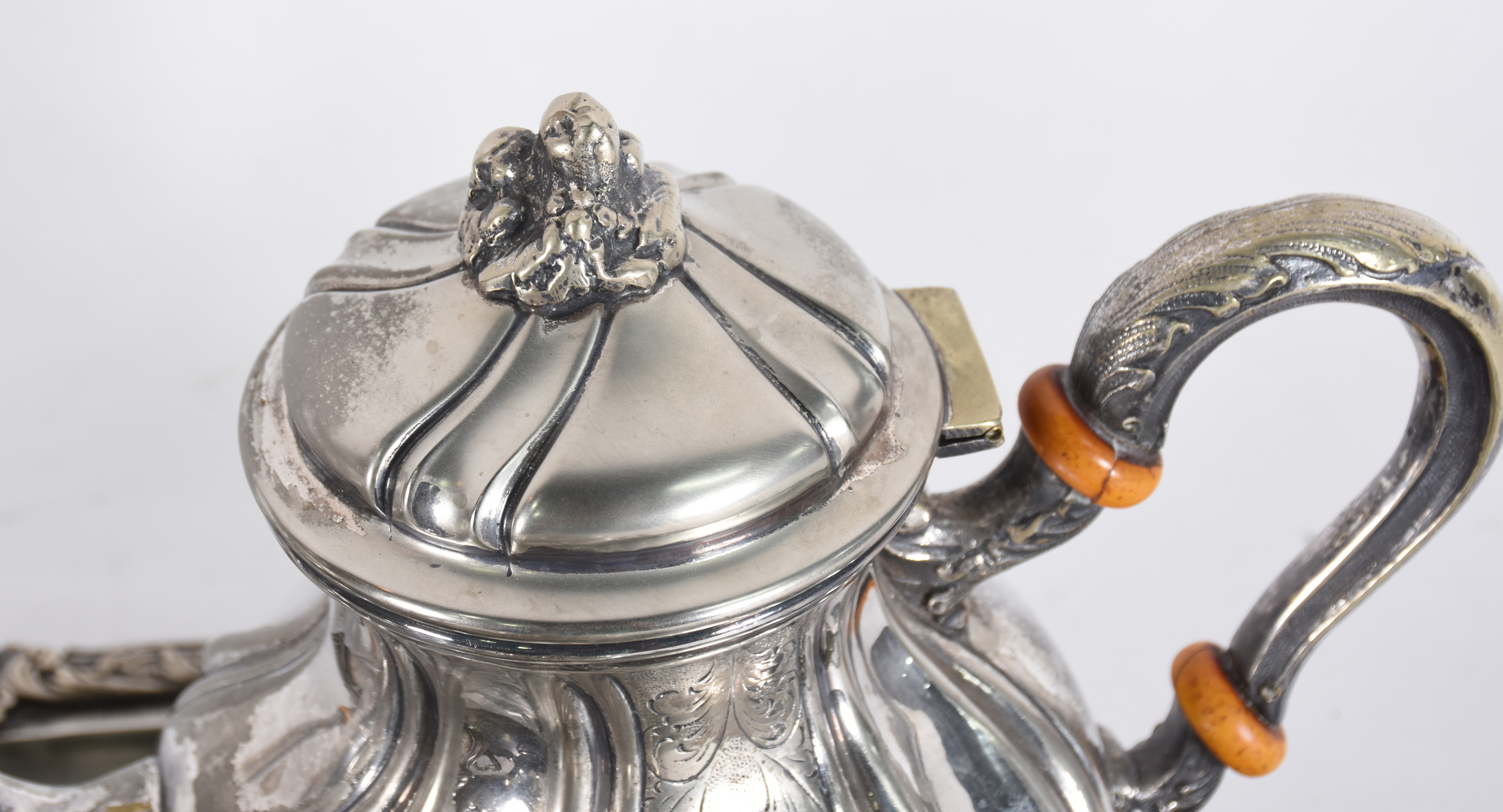 Baixela para chá e café de metal, sendo 2 bules com bicos de patos... - foto 3 de 6