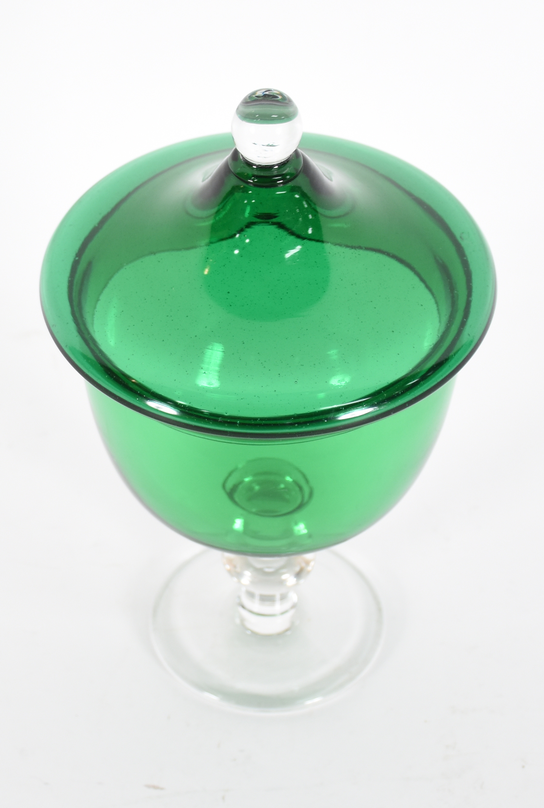 Compoteira de cristal na tonalidade verde e translúcida. - foto 2 de 3