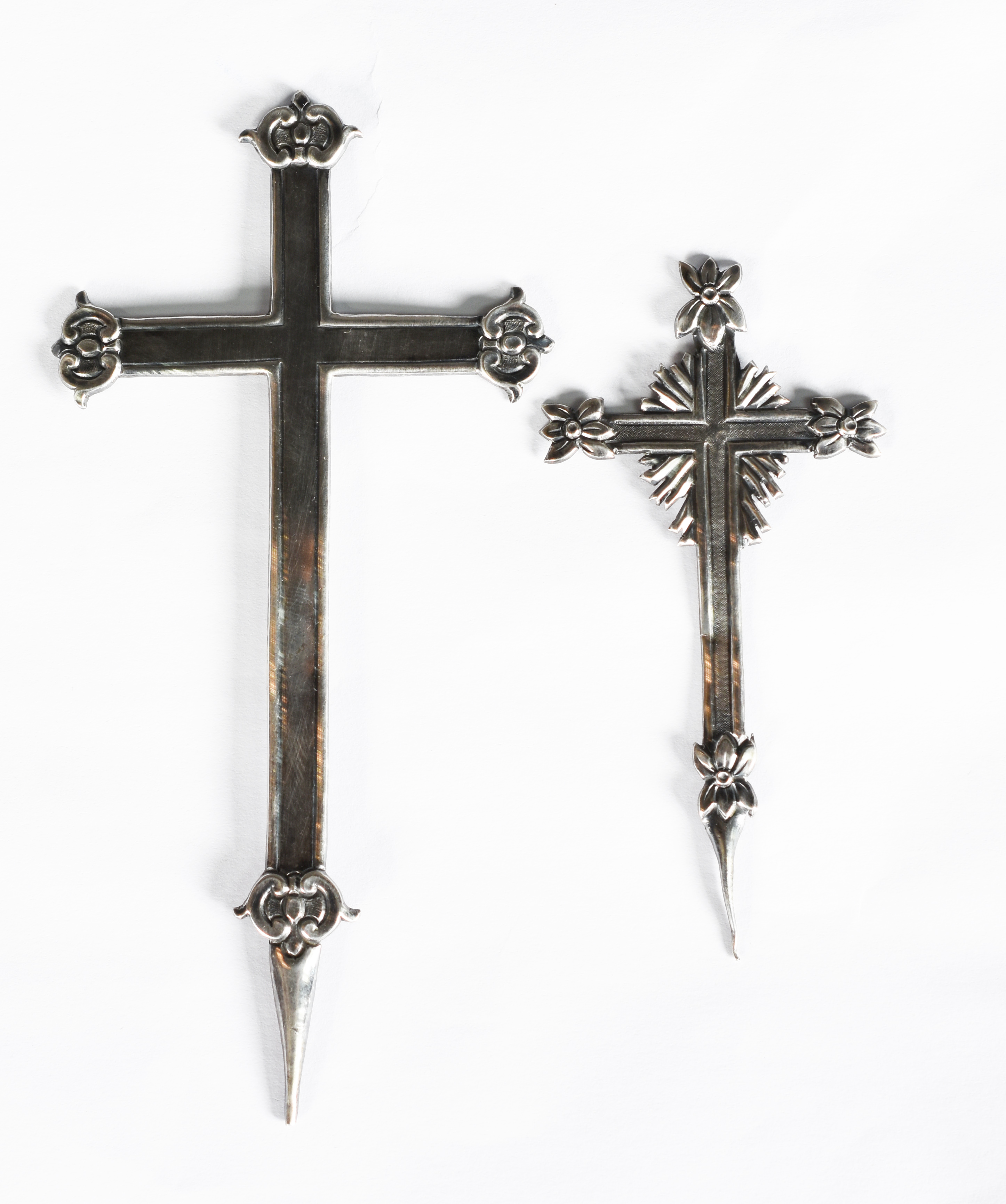 Dois pequenos crucifixos de prata. - foto 1 de 2