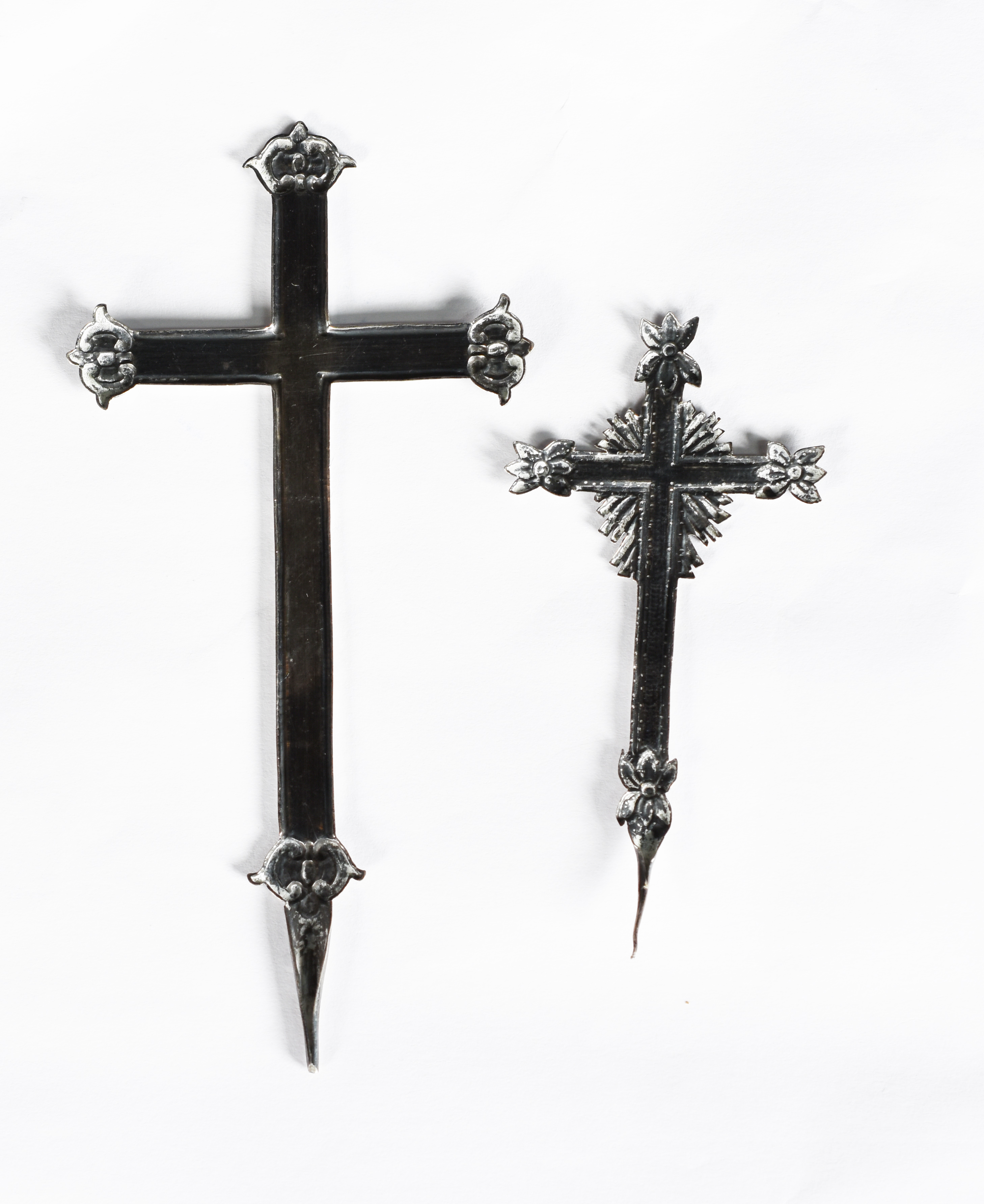 Dois pequenos crucifixos de prata. - foto 2 de 2