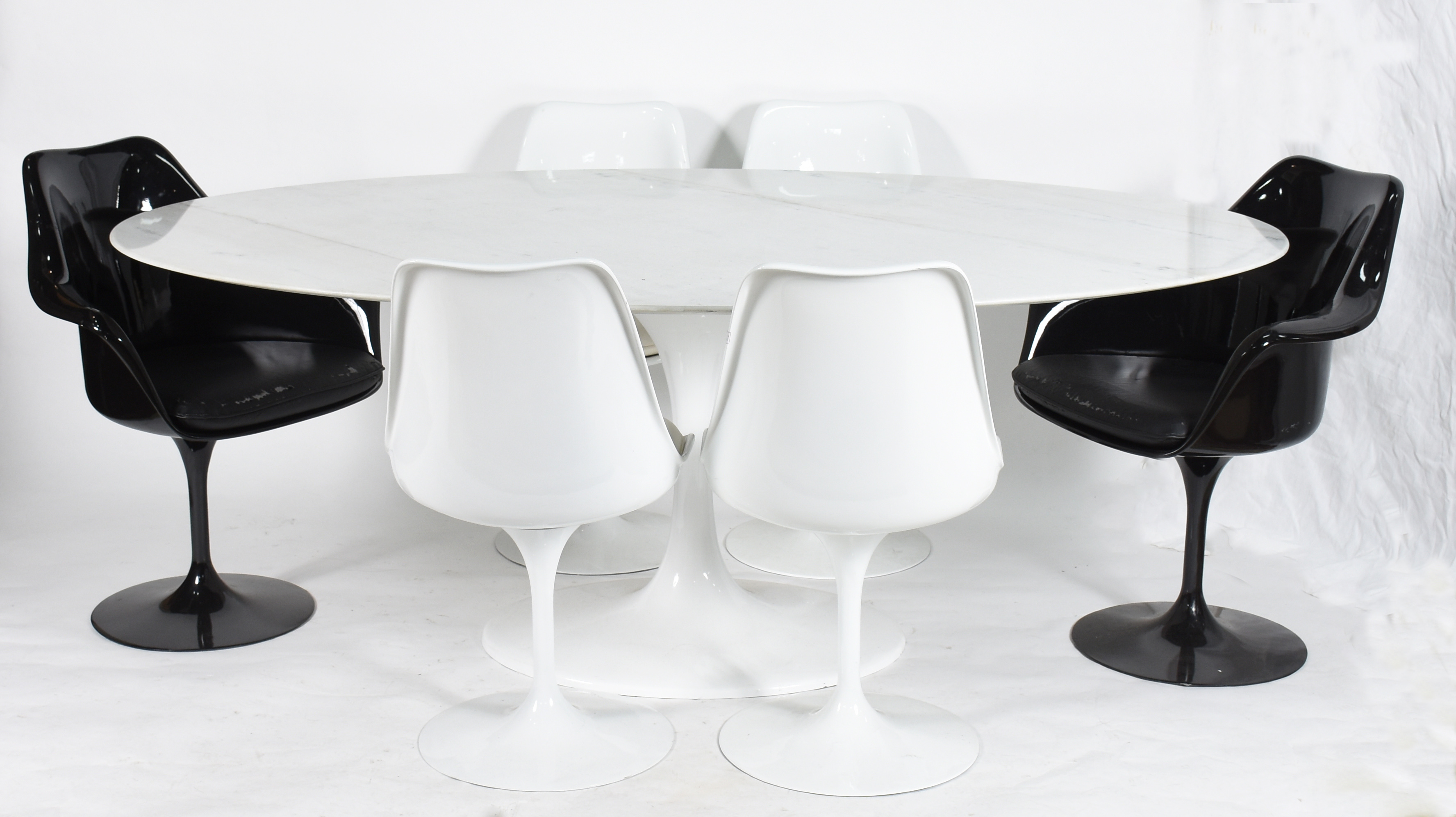 Mesa oval "Saarinen" com tampo de mármore e 6 cadeiras giratórias de... - foto 1 de 6
