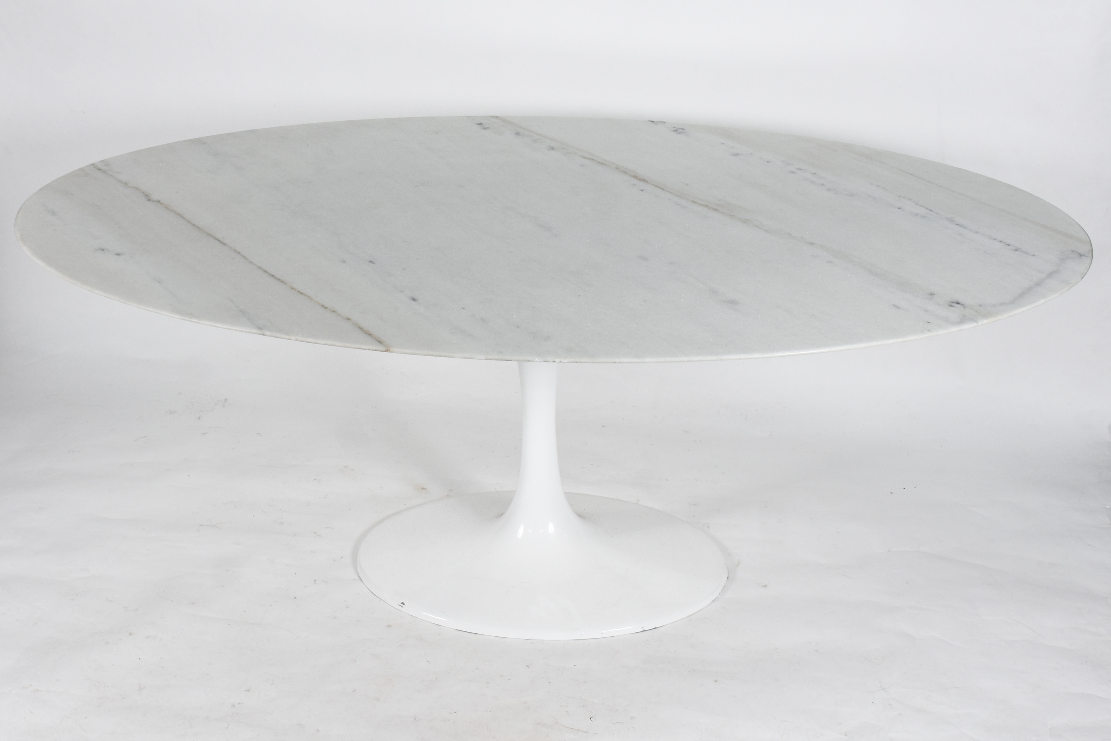Mesa oval "Saarinen" com tampo de mármore e 6 cadeiras giratórias de... - foto 2 de 6