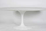 Mesa oval "Saarinen" com tampo de mármore e 6 c... - Mesa oval "Saarinen" com tampo de mármore e 6 cadeiras giratórias de fibra, sendo 4 na cor branca e duas com braços na cor preta.
