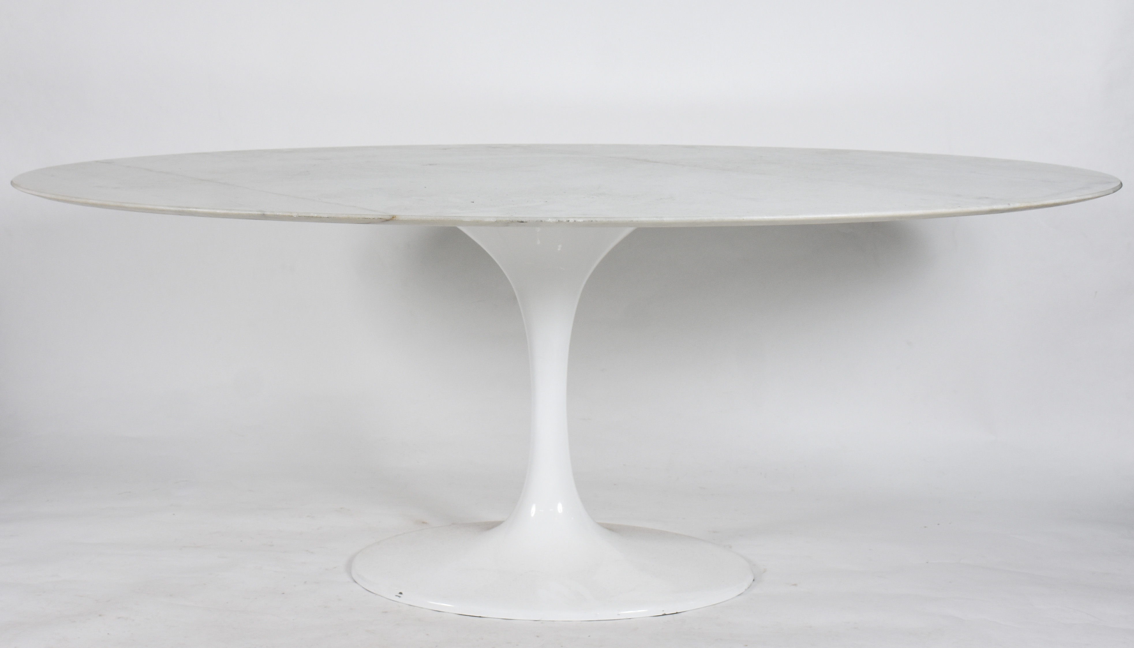 Mesa oval "Saarinen" com tampo de mármore e 6 cadeiras giratórias de... - foto 3 de 6