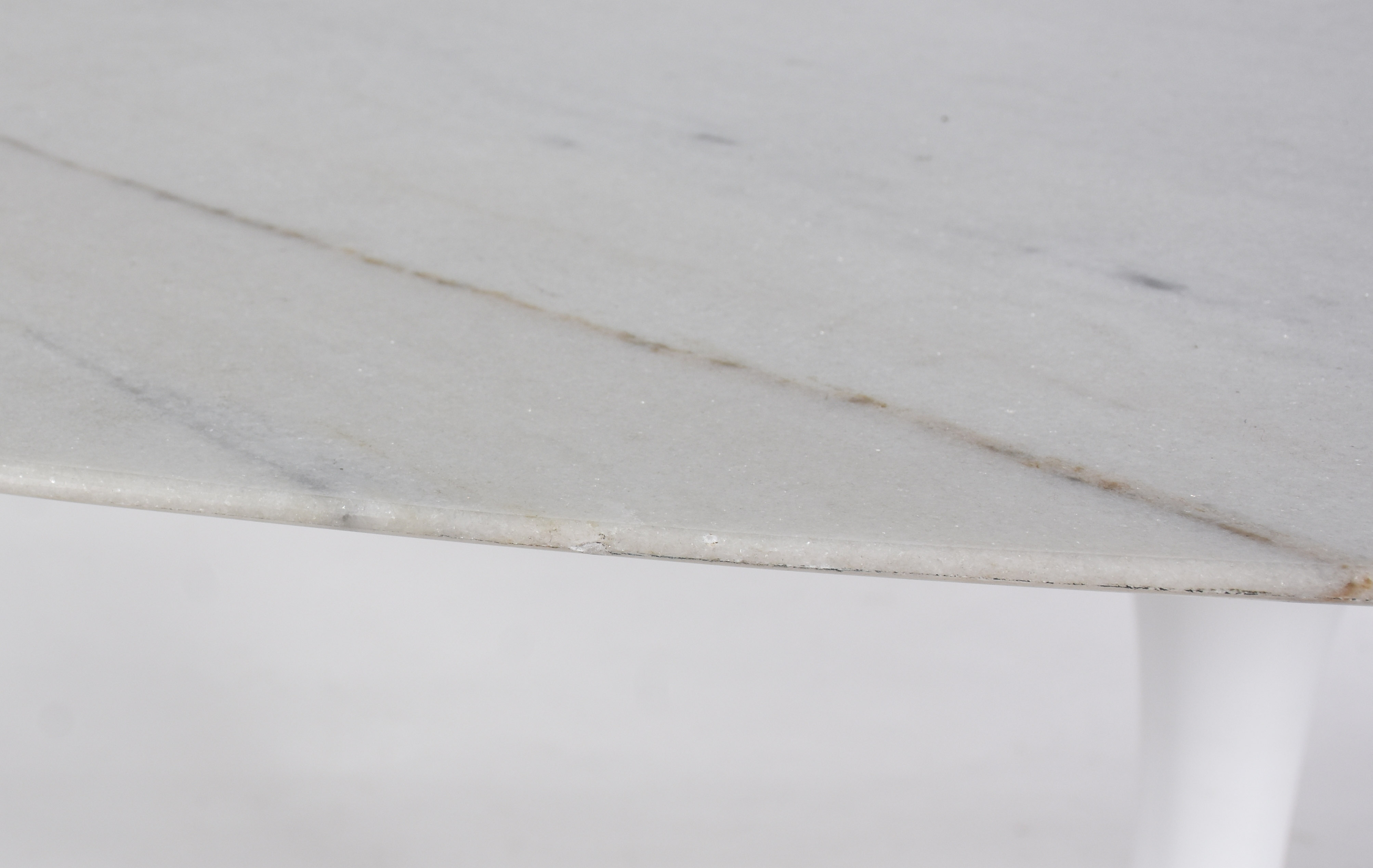 Mesa oval "Saarinen" com tampo de mármore e 6 cadeiras giratórias de... - foto 4 de 6