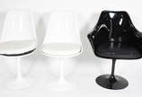 Mesa oval "Saarinen" com tampo de mármore e 6 c... - Mesa oval "Saarinen" com tampo de mármore e 6 cadeiras giratórias de fibra, sendo 4 na cor branca e duas com braços na cor preta.