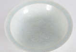 Antiga tigela em porcelana chinesa Celadon azul... - Antiga tigela em porcelana chinesa Celadon azul claro craquelada, decorada com figura de menino.