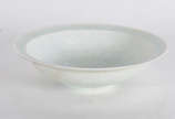 Antiga tigela em porcelana chinesa Celadon azul... - Antiga tigela em porcelana chinesa Celadon azul claro craquelada, decorada com figura de menino.