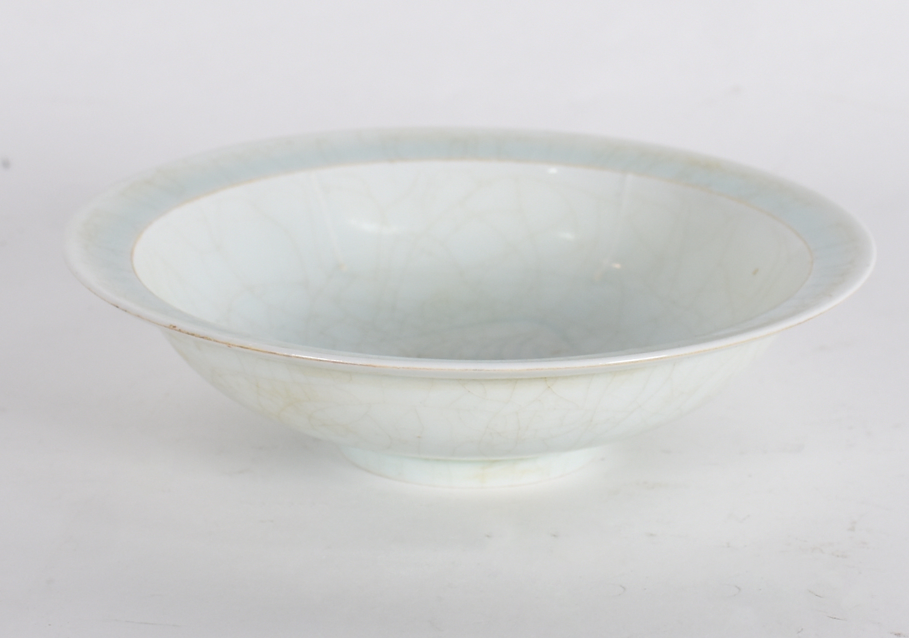 Antiga tigela em porcelana chinesa Celadon azul claro craquelada... - foto 2 de 3