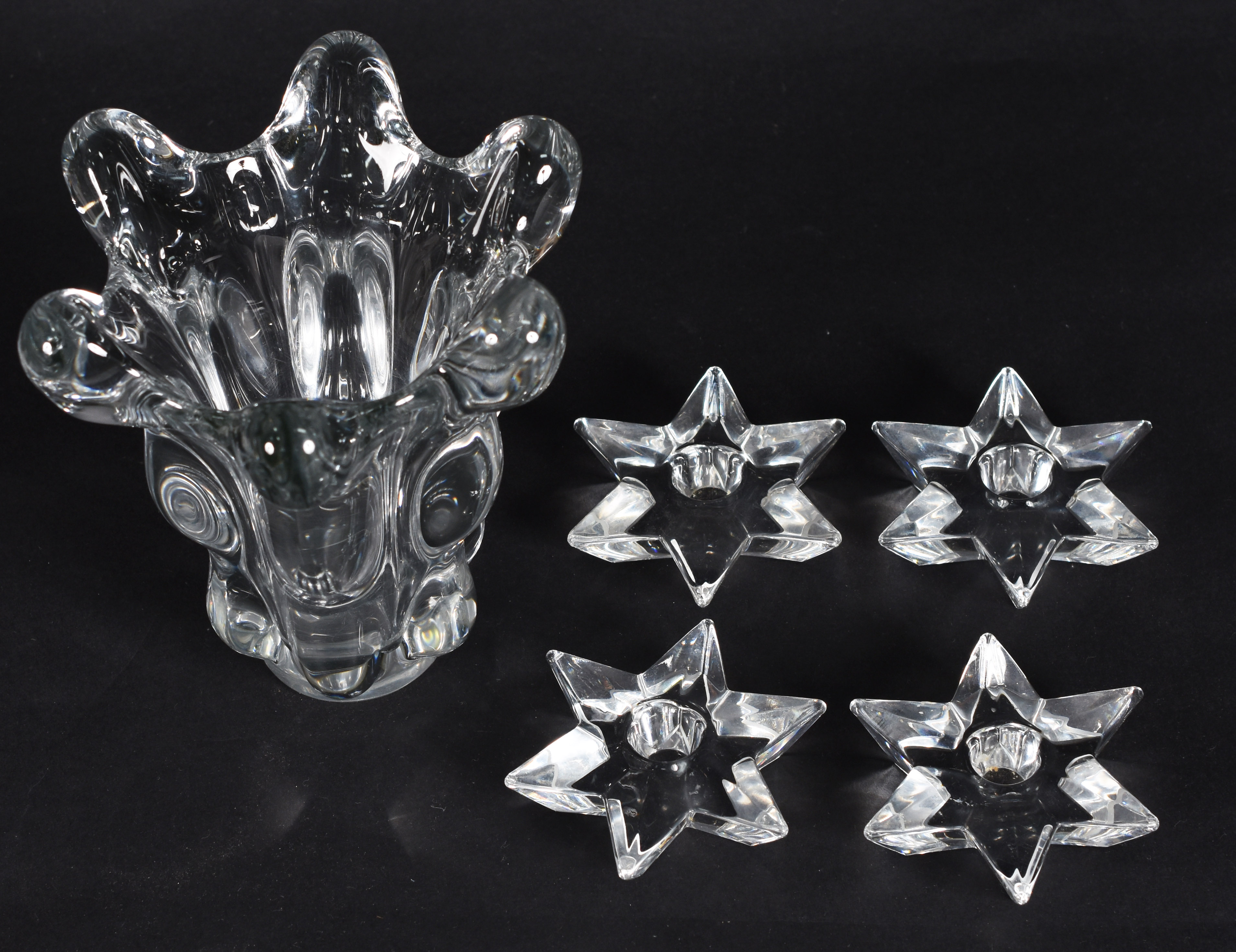 Diversas peças de cristal, sendo: Vaso Art Deco francês e 4 castiçais... - foto 1 de 6